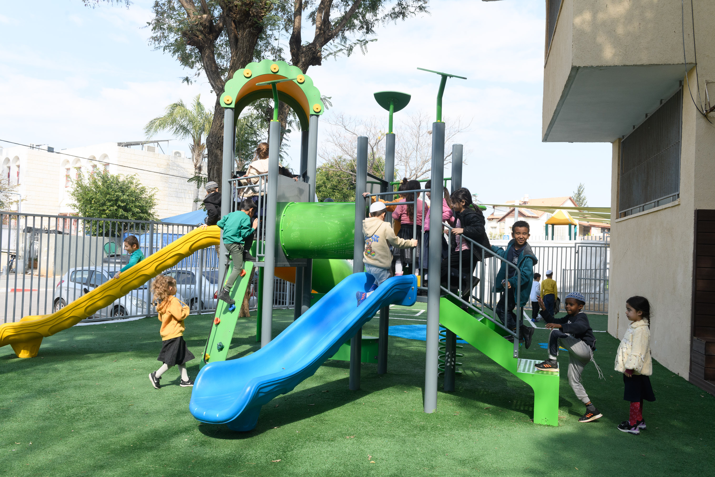 בהשקעה גדולה שופצה החצר הפנימית בבית הספר סעדיה גאון באור יהודה ונחנכה בטקס מרגש בהשתתפות תלמידי בית הספר