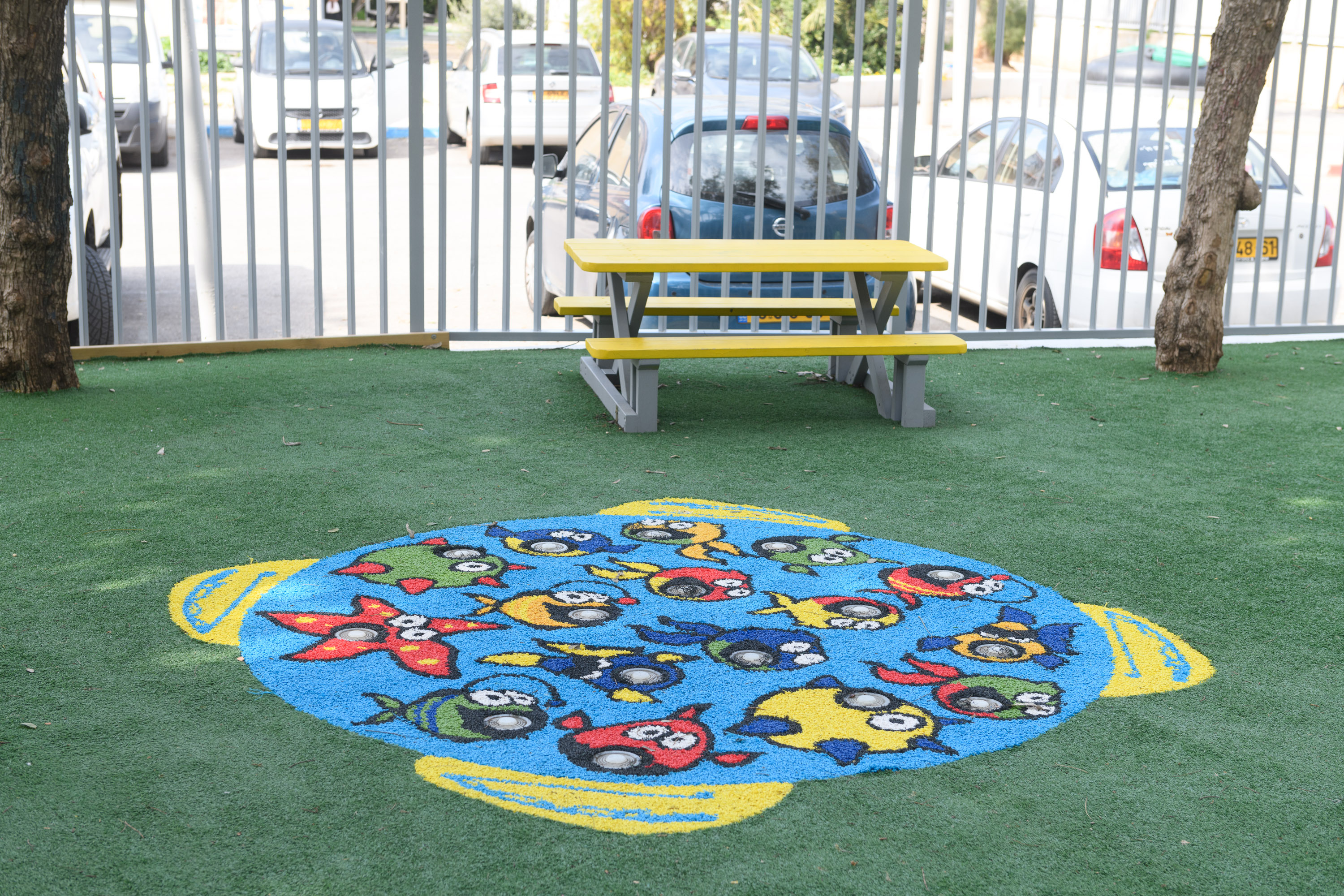 טקס חנוכת חצר בית ספר סעדיה גאון התקיים בשבוע שעבר בהשתתפות ראש העיר, ליאת שוחט, מנהלת אגף החינוך, דלילה אשכנזי, מנהלת בית הספר, ענת ברקוביץ, נציגי העירייה, הצוות החינוכי והתלמידים. החצר הפנימית בבית הספר הוותיק הייתה נטולת משחקי חצר ולא מזמינה עבור תלמידי בית הספר. בהשקעה גדולה של העירייה בעלות כוללת של כ-600 אלף שקלים, שופצה החצר ועברה מתיחת פנים על פי כללי הבטיחות המחמירים וכללי ההנגשה.