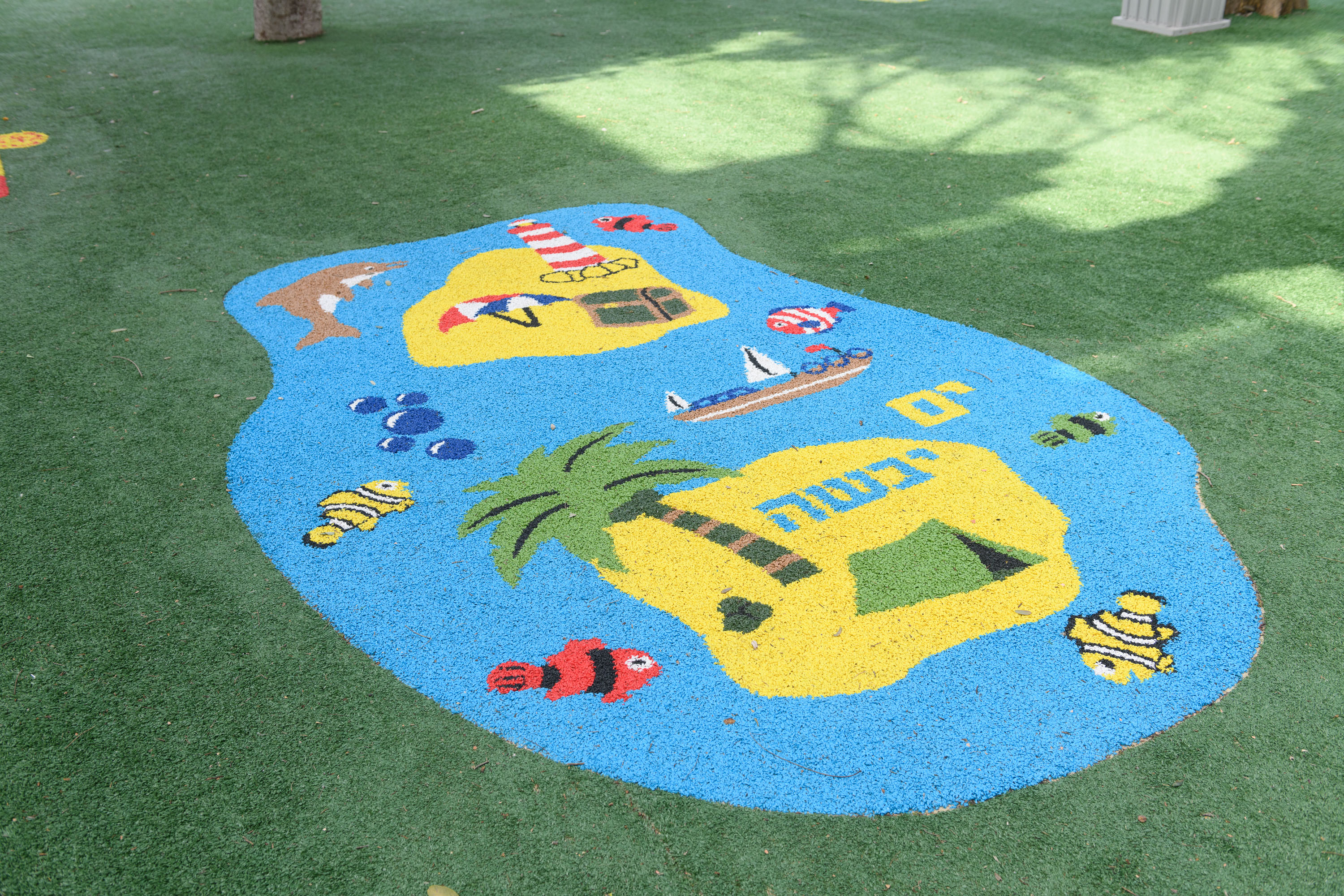 בחצר כולה הותקן משטח SMART PLAY המורכב ממזרון עבה ועליו דשא סינתטי צבעוני, בטיחותי ומזמין הכולל משחקים אינטראקטיביים, כגון תפוס את הדג, לימוד אותיות עם שמע, קלאס ועוד. בחצר הותקן מתקן שעשועים גדול הכולל מגלשות וסולמות, הותקנו מספר פינות למידה, ספסלי ישיבה מעוצבים ו-2 בתי עץ. בנוסף, הוחלפו כל הדלתות בכיתות המובילות לחצר הפנימית, הותקנו גדרות חדשות ובטיחותיות והותקנה מרפסת דק נגישה הכוללת רמפות ומדרגות.