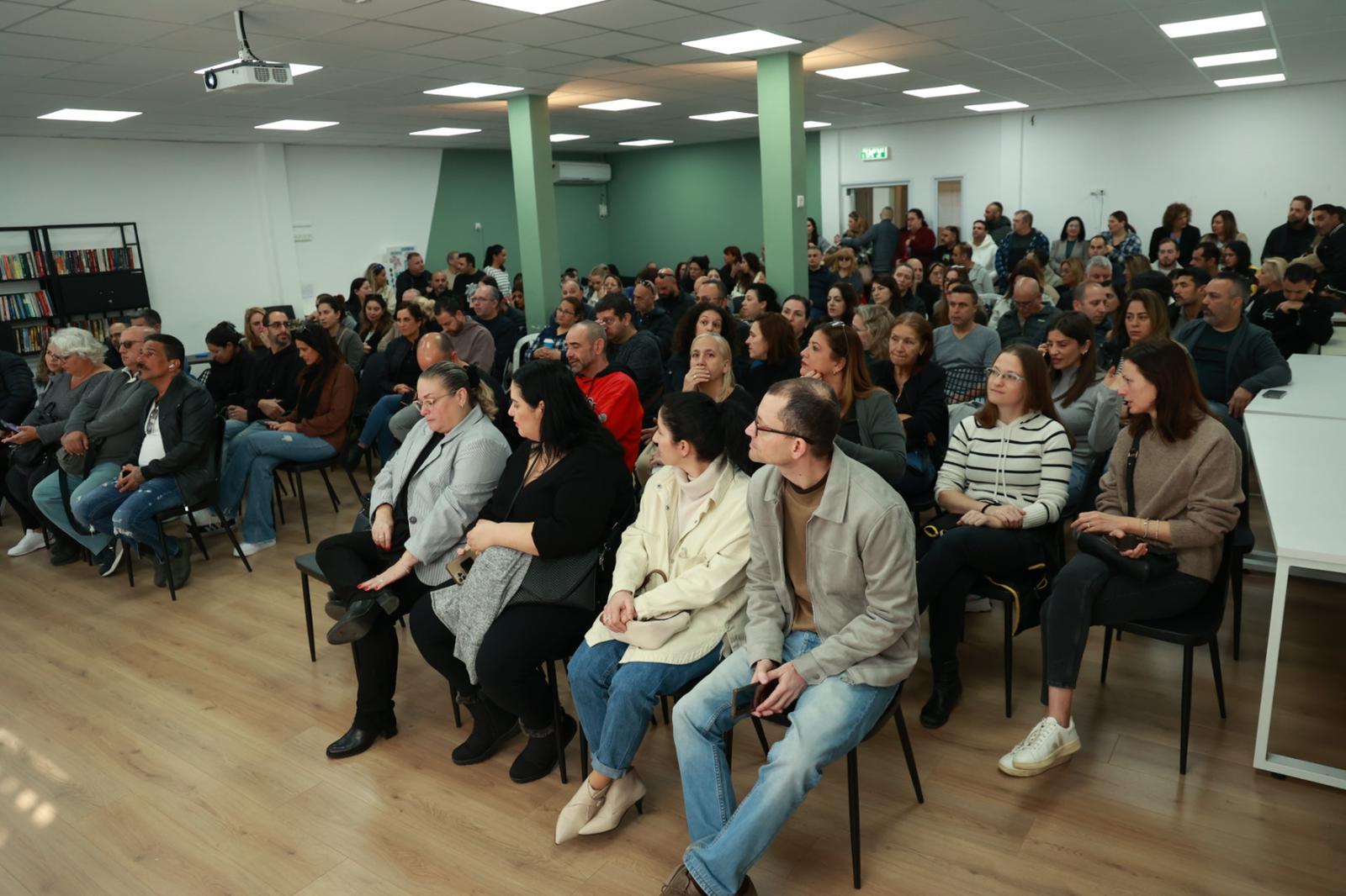 ביום שישי האחרון בבית הספר. מדובר בהורים ותלמידים שיסיימו הקיץ את לימודיהם 