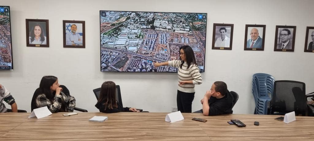 המיזם מעודד את התלמידים להשתמש בסקרנותם הטבעית לפתח יוזמות חברתיות וחינוכיות. במפגש הראשון שהתקיים לאחרונה הציגו התלמידים לראש העיר יוזמות שהם מקדמים בבית ספרם להתמודדות עם נושאים כגון מוגנות ברשת, חרמות, שיימינג, קידום שיח מכבד ועוד.