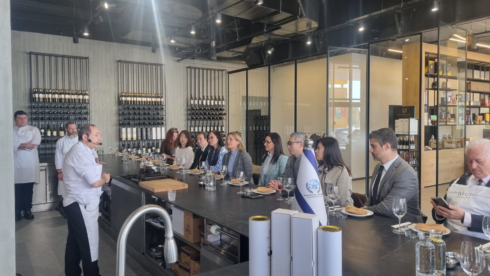 שגרירים מיפן, מספרד, מווייטנאם, ברזיל ותאילנד התארחו בבית הספר הגבוה לקולינריה Attilio וגם קיבלו סקירה על כלכלת העיר