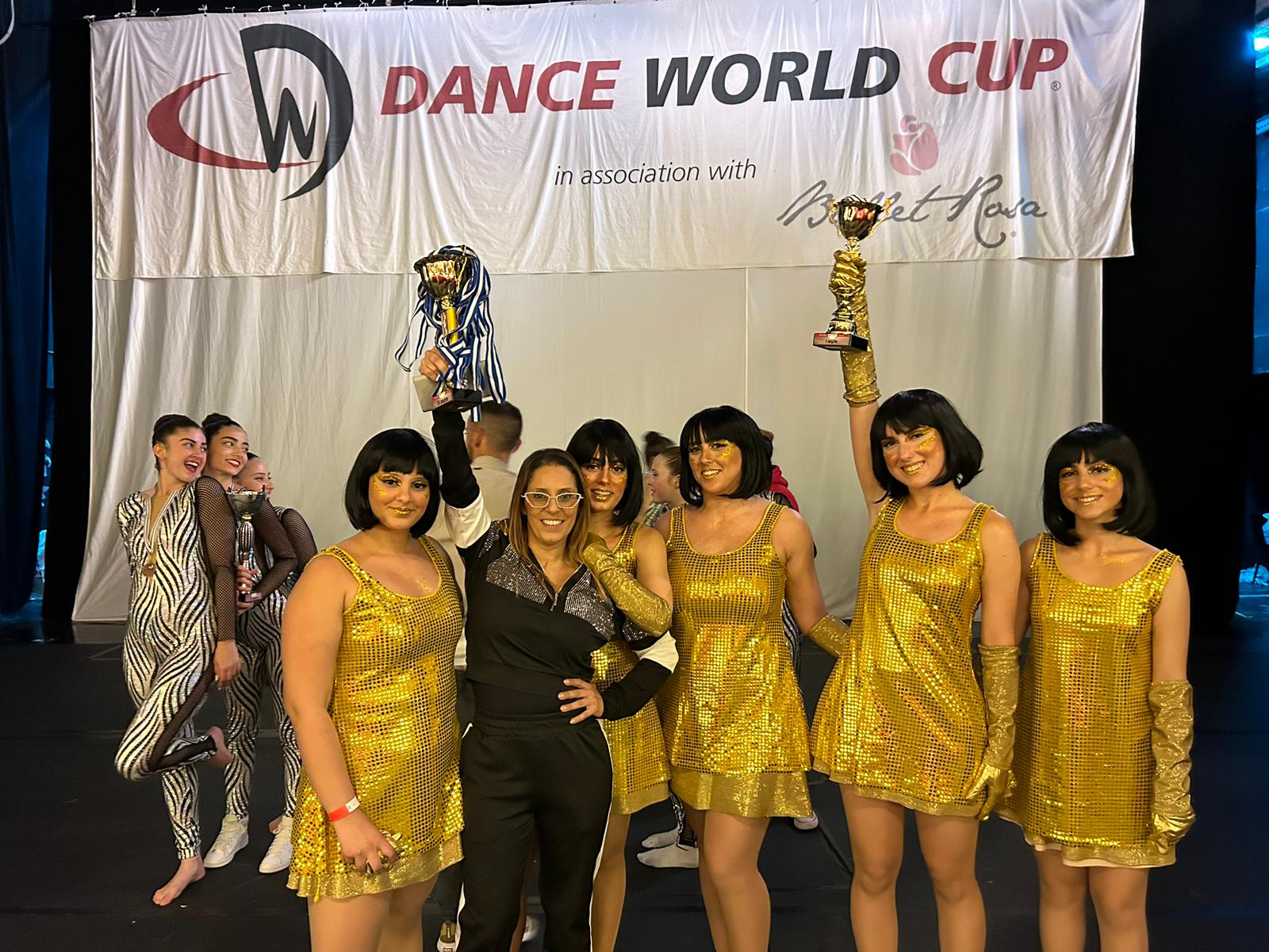 במופע המסחרי הופיעו הרקדניות עם ריקוד מחווה לשירי מייקל ג'קסון כשהרעיון המרכזי שהוביל את הריקוד היה שמדינת ישראל תוביל את השלום העולמי ותייצר מורשת היסטורית לעולם טוב יותר לילדים שלנו ולילדים שלהם. הריקוד בקטגוריית הג'ז חובר מתוך השראה של שני כוריאוגרפיים מברודווי בעלי שם עולמי: בוב פוסי, מהיוצרים של המחזמר שיקגו, ואלווין איילי, רקדן וכוריאוגרף ממוצא אפרו-אמריקני.