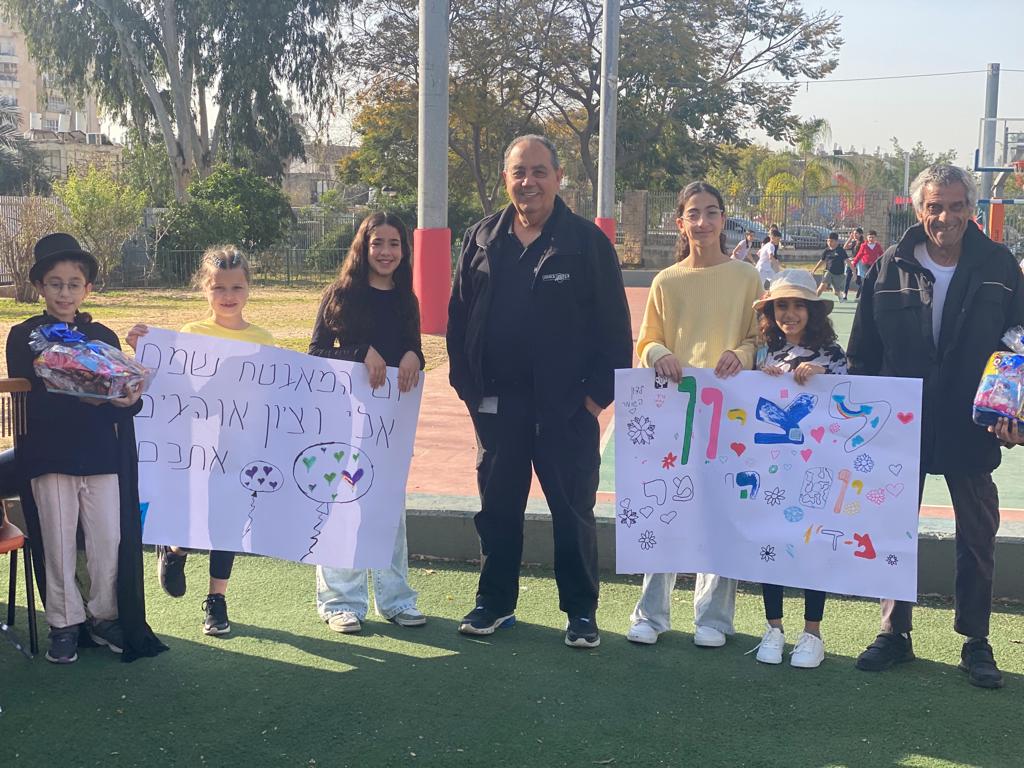 התשורות המקסימות של הילדים התקבלו בשמחה על ידי המאבטחים שהתרגשו מאוד מהמחווה והכבוד הרב שרוכשים להם בבתי הספר. זו הייתה הזדמנות עבורם ליהנות מגלי ההערכה והחום להם הם ראויים.