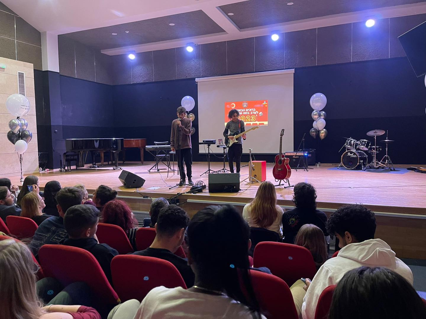 בערב הבמה הפתוחה הופיעו 16 בני הנוער בשירה ובנגינה בפני קהל נלהב של כ-150 בני משפחה וחברים שהגיעו כדי לפרגן, לתמוך ולהריע לכישרונות הנפלאים הגדלים בעיר.