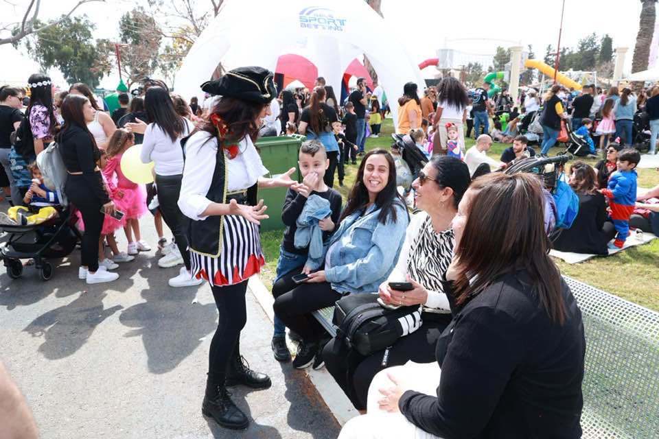 על הבמה המרכזית הופיעו כל העת להקות המחול העירוניות ובראשם להקת אלגרו שזכתה לאחרונה להעפיל לגמר אליפות העולם בריקוד. 