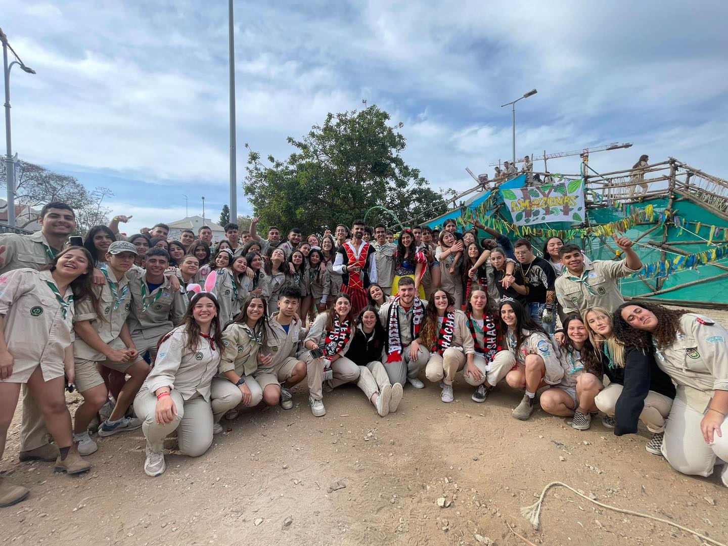 מסיבת ריקודים ותחרות תחפושות נושאת פרסים. עוד נהנו הנשים ממופע של הזמרת גלית סדן ורקדנית הבטן שלי ורטנברג.