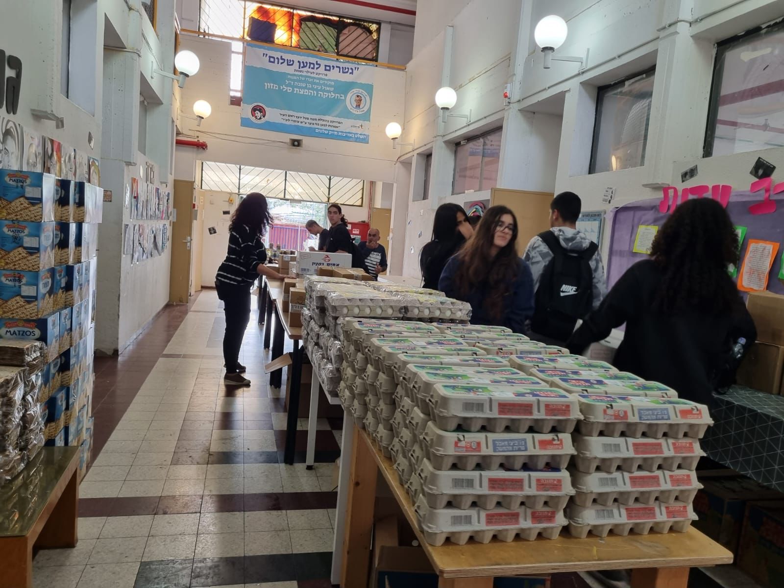 את המבצע המיוחד שהצריך רגישות גבוהה ריכז משה פטל, עוזר ראש העיר שגייס את התרומות ועמד בקשר עם מתנדבים מעמותת גשרים למען השלום, אימהות למען עומרי ליג'י ז"ל, פרויקט לעילוי נשמת שאול עיני ז"ל ומחלקת המתנדבים ב"נפגשים" מרכזים קהילתיים. בסלים שולבו גם הגדות מהודרות שהפיקה העירייה לקראת החג. לאחר אריזת סלי המזון, הם הועברו לחלוקה באמצעות מתנדבות ומתנדבים תושבי אור יהודה למאות משפחות על מנת שיוכלו לערוך את סדר הפסח כשר כהלכתו.