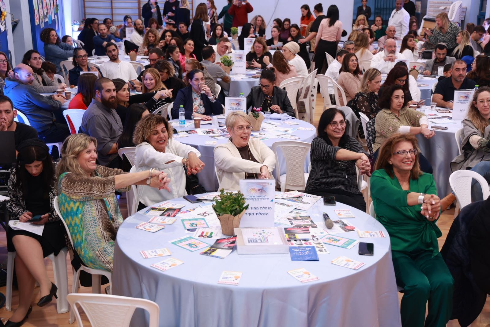 מנהלת אגף החינוך, דלילה אשכנזי, הציגה את התוכנית השנתית העשירה למוגנות ברשת, שכללה את כלל מוסדות החינוך. במהלך האירוע נהנו המשתתפים מהרצאה בסגנון TED שהעביר מנכ"ל חברת סייפסקול, דורון הרמן (לשעבר ראש דסק הפלילים בחדשות 13). בנוסף, התקיים שיח ופאנל "הכרישים ברשת" בו הציגו התלמידים יוזמות חברתיות בנושא מוגנות ברשת, בהשתתפות ראש העיר, ליאת שוחט, עמית אדרי, מאור צור וחנה שדמי מחברת סייפסקול, ורועי צידו מחברת מאסטרסקול. 