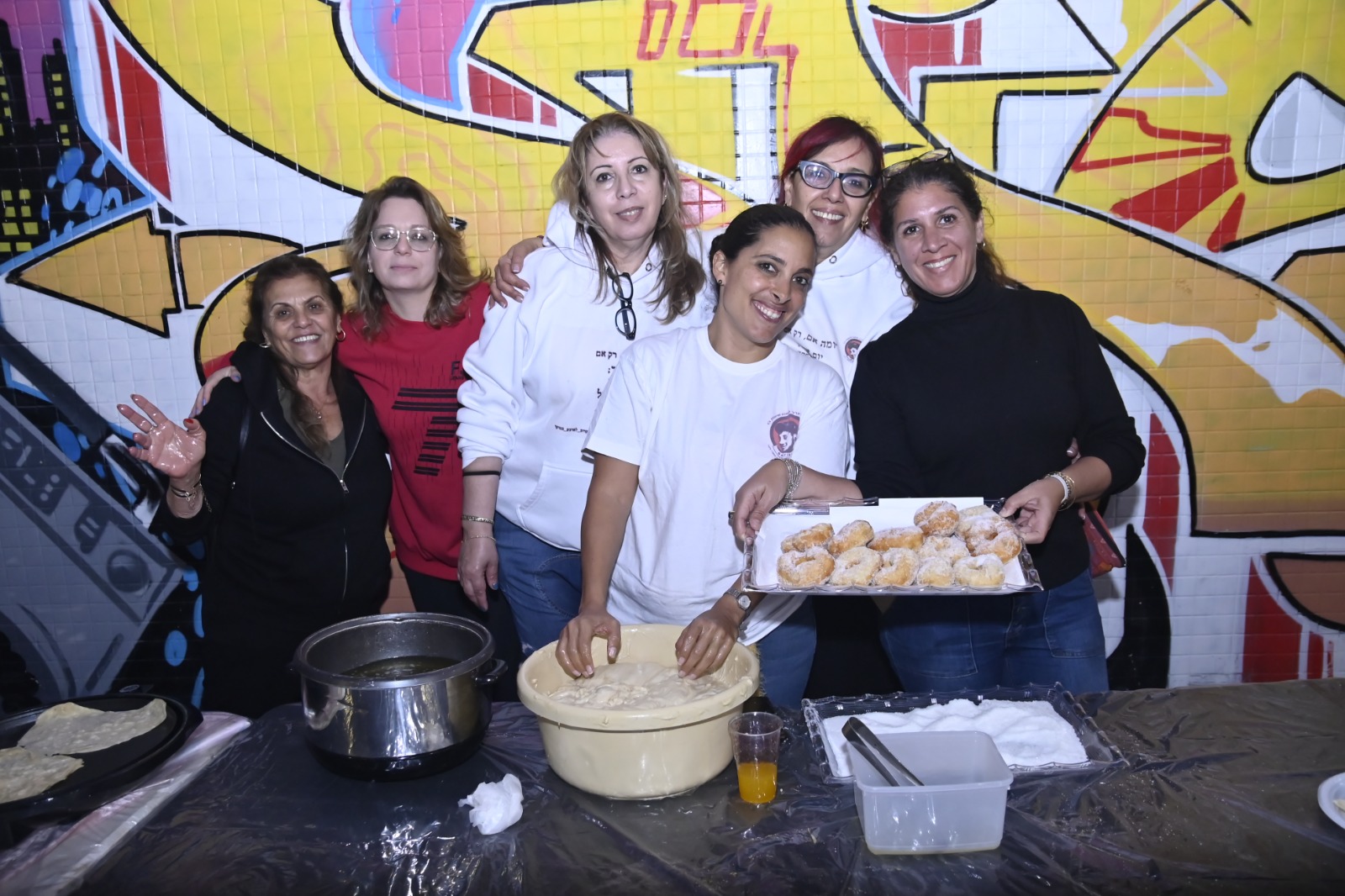  לבשו את הבגדים המסורתיים ורקדו לצלילי המוסיקה.