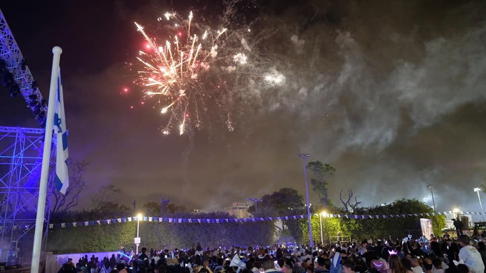 עיריית אור יהודה תחגוג בשבוע הקרוב את אירועי 75 שנה למדינת ישראל בשלל אירועים. את האירועים מפיק אגף תרבות ואירועים בראשות חנה פיזואטי יוסף. ביום שני הקרוב (17.4) יתקיים ערב יום הזיכרון לשואה ולגבורה בהיכל התרבות ובמסגרתו יוקרן הסרט "שיעורים בפרסית" - דרמה סוחפת ומרגשת על אומץ, הישרדות והרבה מזל. בפן האומנותי, להקת אלגרו ("נפגשים") תופיע בפני הקהל. במוצ"ש (22.4) יתקיים בהיכל התרבות ערב שירי לוחמים שיכלול סיפורים, שירים ורגעי זיכרון בהשתתפות משפחת קשת - יונה אליאן, ששי קשת, מאי קשת ואריאל קשת. הערב ילווה במצגת עם מילות השירים. בערב יום הזיכרון לחללי מערכות ישראל ונפגעי פעולות האיבה תתקיים העצרת המרכזית במעמד המשפחות השכולות ברחבת האירועים העירונית (סמוך לבריכה). בעצרת ישתתפו הזמרת רוני דלומי, הרכבים מקומיים והחזן רפאל חיון. איציק זיאת ינחה את האירוע. בכניסה לרחבת האירועים העירונית תוצב "שדרת הנופלים" - תערופת תמונות של חללי אור יהודה. במהלך העצרת יישאו דברים ראש העיר, ליאת שוחט, סגנה, עופר בוזי, ורב העיר, הרב ציון כהן. חדר ההנצחה של חללי אור יהודה יהיה פתוח באותו יום בין השעות 17:00 ל-22:00 בכותר פיס. בערב יום העצמאות יתקיים אירוע מרהיב ברחבת האירועים המרכזית החל מהשעה 20:15, כל זאת בהשתתפות שלל אומנים: איתי לוי (חצות), רביד פלוטניק (23:15), עמית שאולי (23:00), אודיה (22:20) ודוד חיים (20:20). שני סבבים של זיקוקים מופחתי רעש יתקיימו, כל זאת לצד מחזמר בהשתתפות להקות מקומיות. במהלך ימי הזיכרון יתקיימו גם אירועים של מחלקת נוער וצעירים. ביום השואה יתקיים אירוע זיכרון בסלון במרכז קזז בשיתוף כפר איילים. כמו כן, יתקיים אירוע זיכרון בסלון במרכז נוער הדוקטור בהשתתפות זהר לסקוב, דור שני לשורדי שואה שיספר את סיפור הוריו. כמו כן, יתקיים טקס יום השואה בשבט הצופים לחניכי השבט. ביום הזיכרון יתקיים האירוע המרכזי "שרים לזכרם" בהובלת מרכז נוער הבייס וחניכיו, כל זאת מיד לאחר העצרת המרכזית. טקס יום הזיכרון בשבט הצופים יתקיים ביום שלישי (24.4) לחניכי השבט וכן תתקיים היוזמה השנתית "חלוקת נר זר ודגל" בהשתתפות חניכי תנועות ומרכזי הנוער שיניחו מעמד זיכרון על קברי הנופלים. צילום מהשנה שעברה: סטודיו ישראל