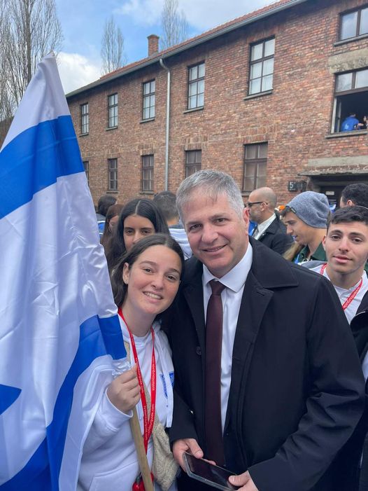 נופר יעקב, תלמידת כיתה י"ב בתיכון יובלים באור יהודה, נבחרה לאחרונה כמצטיינת מחוזית בתחום החברתי על-ידי מחוז תל אביב במשרד החינוך. נופר מעורה בחיי בית הספר ובחיי העיר, מצטיינת לימודית ותלמידת מגמת פיזיקה ומדעי המחשב, והיא הומלצה על ידי צוות בית הספר בזכות שלל פרויקטים חברתיים אותם יזמה ומקדמת בבית הספר התיכון בו היא לומדת בשנים האחרונות. בין הפרויקטים נמנים "תלמידים מלמדים תלמידים", פרויקט שהושק בתקופת הקורונה, סיוע ותמיכה לתלמידים, ארגון סיור סליחות בירושלים לכלל תלמידי השכבה וסיוע לרכז השכבה. נופר היא חלק מקבוצת "מדקס" העוסקת ביזמות למציאת פתרונות טכנולוגים לבעיות רפואיות, פעילה בתנועת הצופים ועוסקת בהתנדבות כמדריכה מצוינת בשבט יהודה, שבט הצופים העירוני. ומתוך כלל המצטיינים במחוזות, נבחרה יעקב לקחת חלק במסע מנהיגות נוער לפולין מטעם משרד החינוך בהובלת שר החינוך, מר יואב קיש. היא אף השתתפה במצעד החיים האחרון שהתקיים בסמוך ליום השואה במחנה ההשמדה אושוויץ-בירקנאו בפולין לקראת מסעות בני הנוער תלמידי התיכונים אשר יצאו בשנת הלימודים הבאה לפולין. ראש העיר, ליאת שוחט, מציינת: "נופר יעקב היא מנהיגה מלידה ומסבה לנו נחת וגאווה גדולה כשנבחרה למצטיינת חברתית מחוזית. נופר ריגשה אותנו כשנבחרה מבין כלל המצטיינים בארץ לייצג אותנו במצעד החיים באושוויץ כסנונית ראשונה לחידוש צאתן של מסעות התיכונים לפולין. אנו מברכים את נופר על הדרך המיוחדת בה בחרה לטובת בני הנוער בעיר".  צילום: פרטי