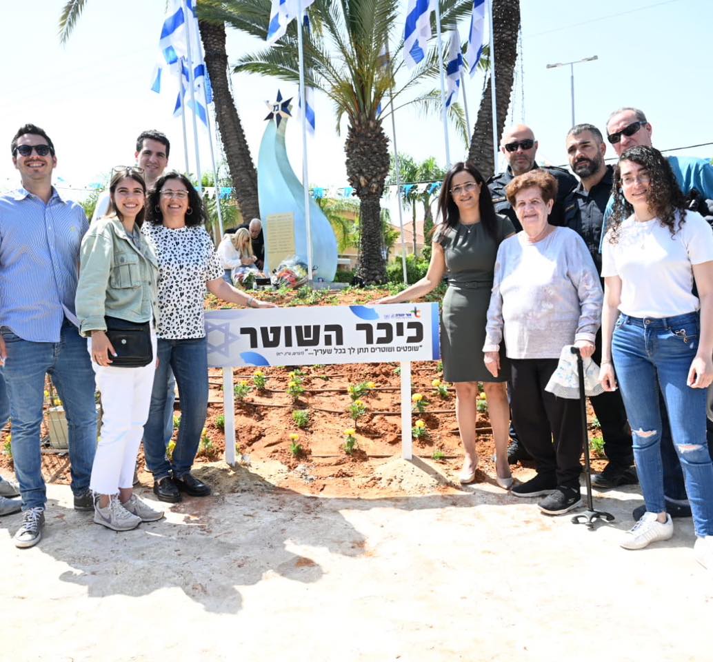 בטקס חגיגי שהתקיים היום (שני) נחנכה כיכר השוטר החדשה בשכונת סקיא א', כל זאת במעמד משפחות השוטרים, ראש העיר, ליאת שוחט, רב העיר, הרב ציון כהן, סגני ראש העיר, משנים וחברי מועצה, מפקד מרחב דן, נצ"מ דניאל חדד, מפקד תחנת מסובים, סנ"צ ניסים אוחיון, שוטרים, מנהלים, עובדי עירייה ונציגי ציבור.