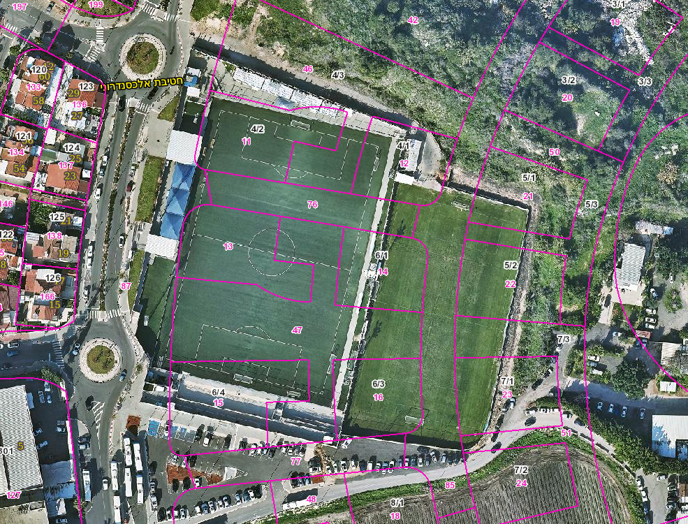 שני מגרשי הכדורגל שבאצטדיון ברחוב אלכסנדרוני 2 - אחד מדשא רגיל והשני מדשא סינטטי