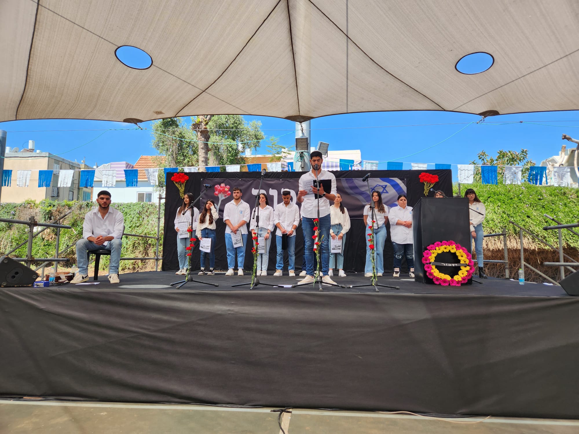 ביום הזיכרון הקדימו בני הנוער לצאת לבתי העלמין הצבאיים והניחו זר, נר ודגל על קבריהם של חללי אור יהודה יחד עם איגרת למשפחות השכולות הכוללת תנחומים מראש העיר, ליאת שוחט. 