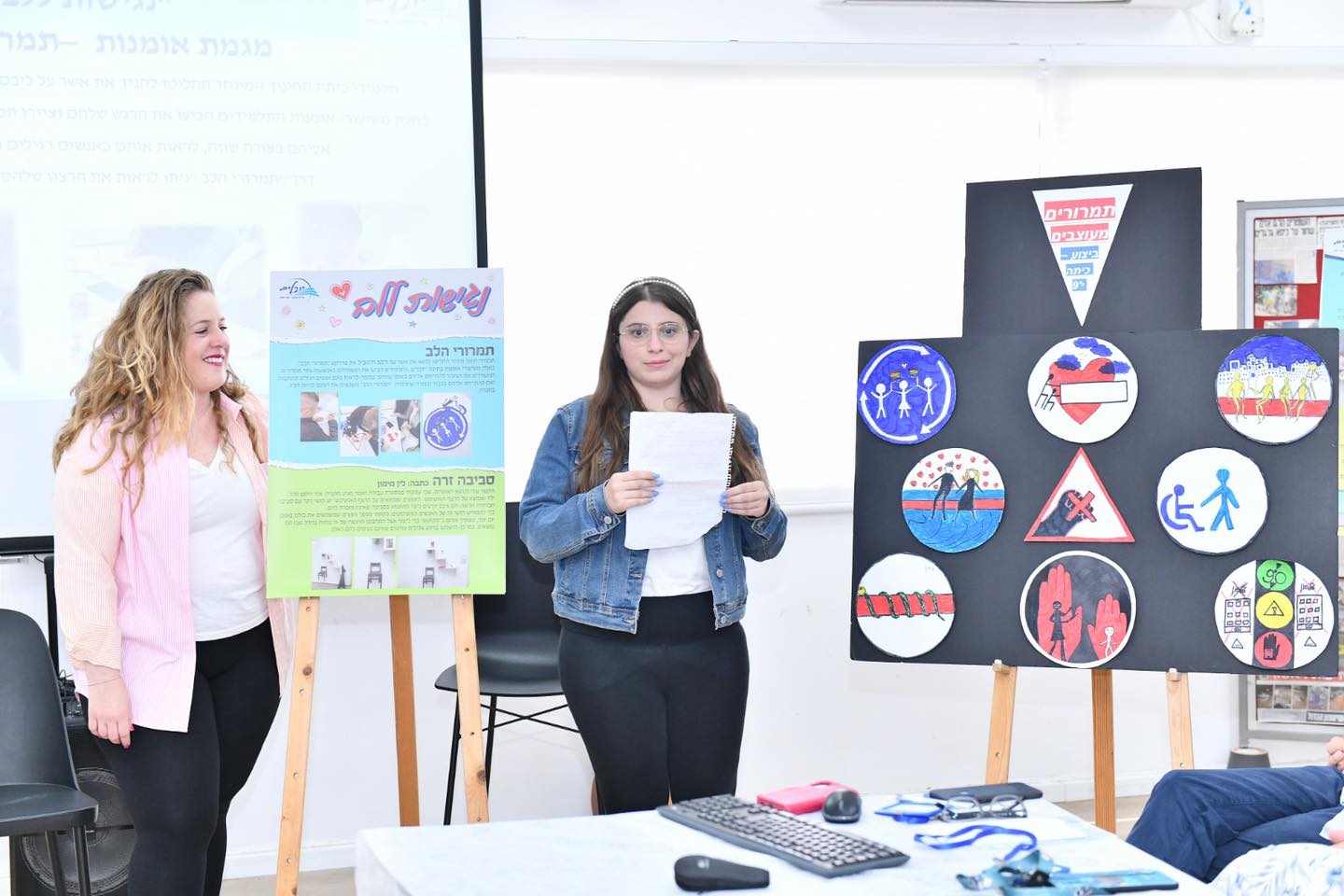 ועדת השיפוט הארצי בנושא בתי ספר מקדמי זה"ב ביקרה בשבוע שעבר בבי"ס התיכון יובלים בעיר, כאשר יובלים הנו מועמד לזכות בפרס הארצי. חברי הוועדה שהגיעו לבית הספר בוחנים 20 בתי ספר בארץ שמועמדים לפרס חינוך בנושא, כאשר 5 מתוכם יעלו לגמר.