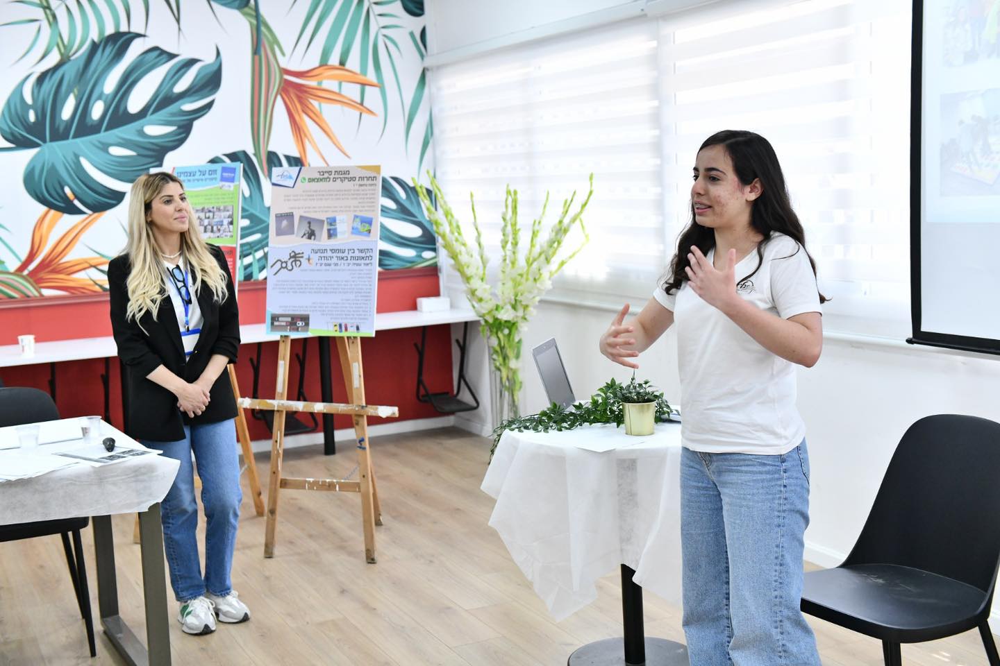 כבר בכניסה לביה"ס פגשו חברי הוועדה תלמידים שהציגו תוצרים מהנעשה בביה"ס בתחומים של חינוך תעבורתי ואורח חיים בטוח, בין היתר באמצעות יצירת סטיקרים וברקודים בנושא זהירות בדרכים. 