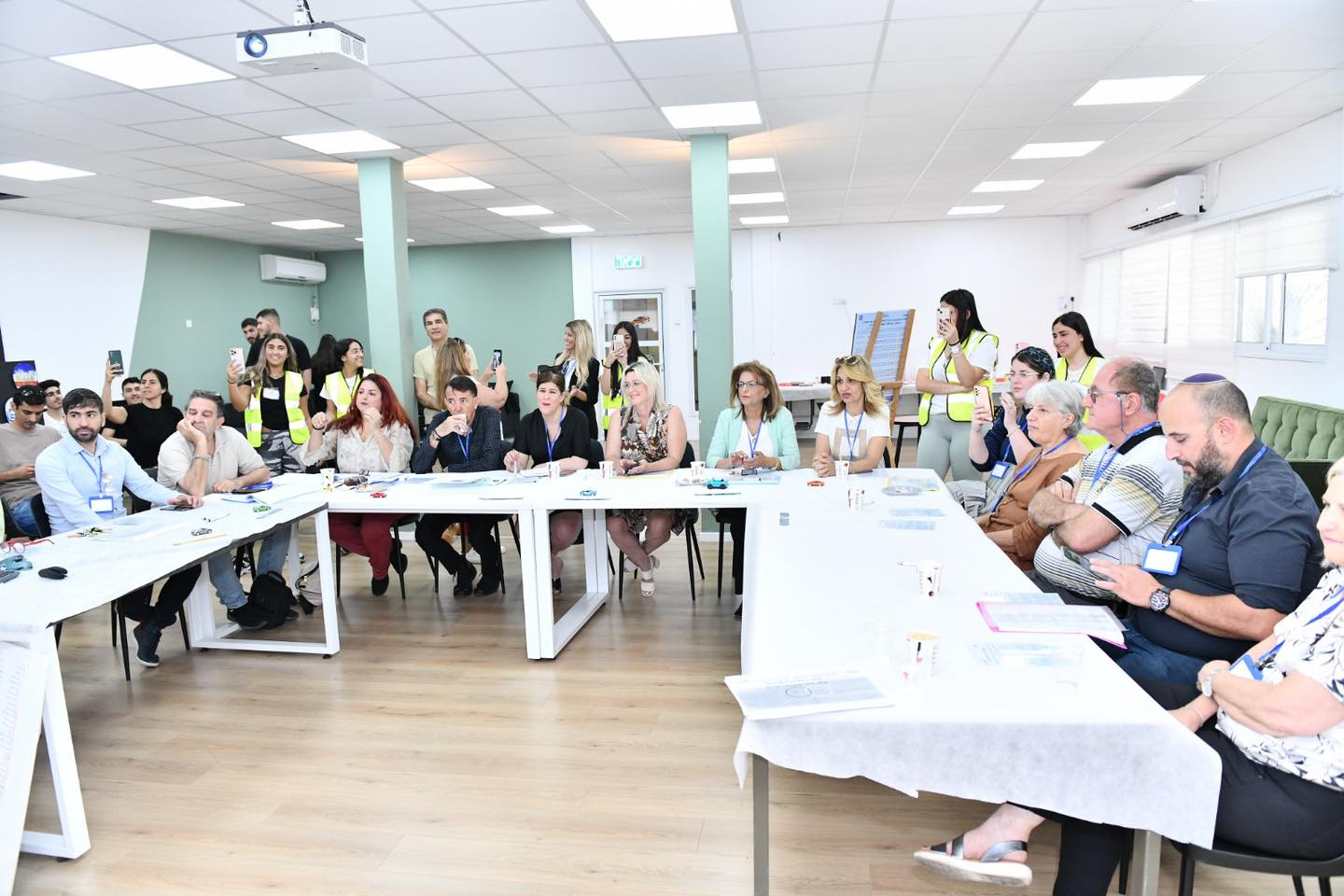 בספריית ביה"ס קיבלו חברי הוועדה סקירה על "האני מאמין" של ביה"ס, על השותפות ההדוקה עם הרשות בקידום החינוך בכלל והחינוך לזה"ב בפרט.