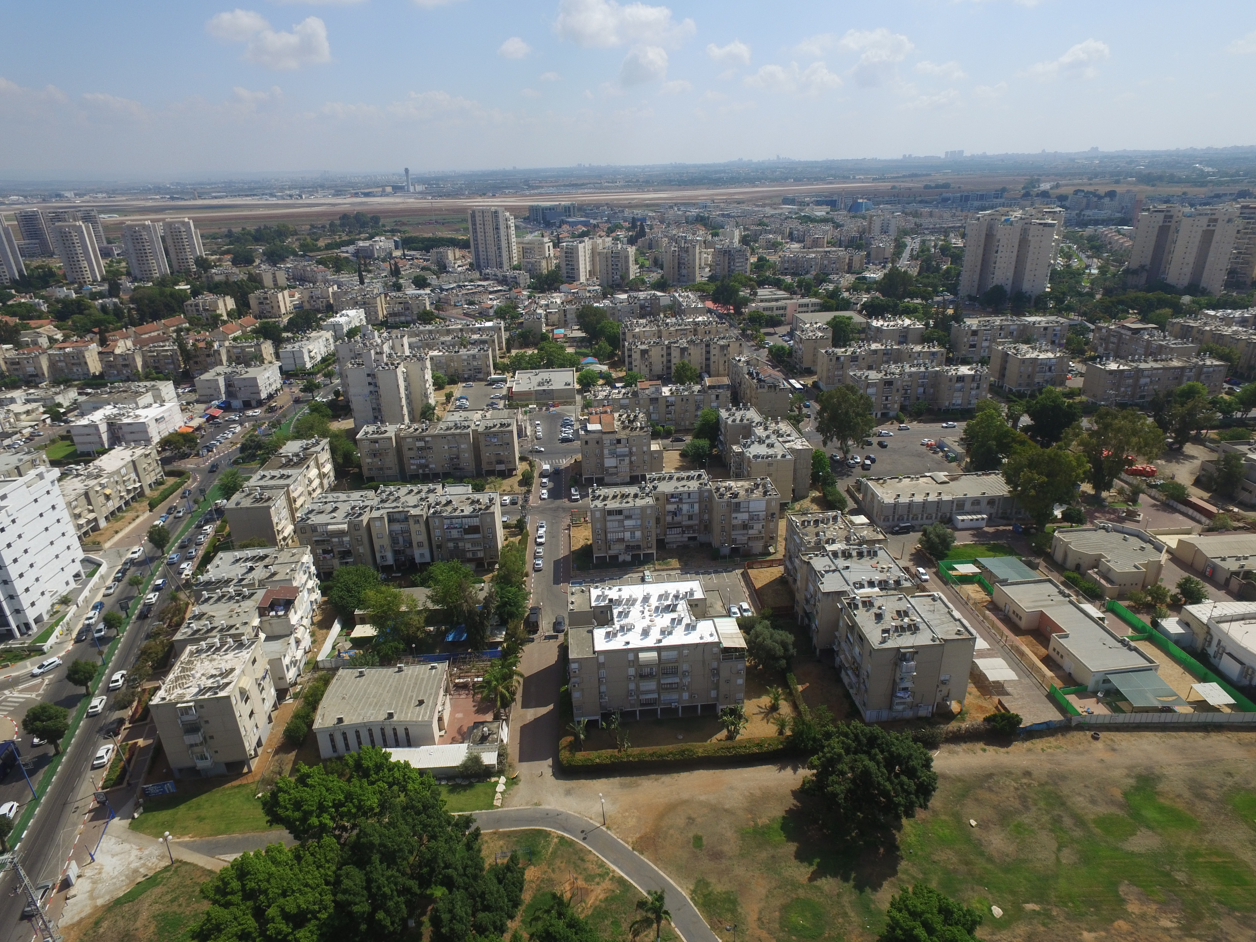 כידוע, באור יהודה יש כיום 15 מתחמי התחדשות עירונית בשלבים שונים, החל מתכנון ראשוני ועד שלב הביצוע. את המסמך גיבשה מנהלת ההתחדשות העירונית בראשות נתי רייכר הפועלת באגף ההנדסה בעירייה. במסמך נכתב כי "כחלק מתהליך ההתחדשות העירונית בעיר ומתלוך רצון להתחשב בדיירים הקיימים, יש לספק אפשרות למתן מענה תכנוני לטובת התקנת סוכה במהלך חג הסוכות".