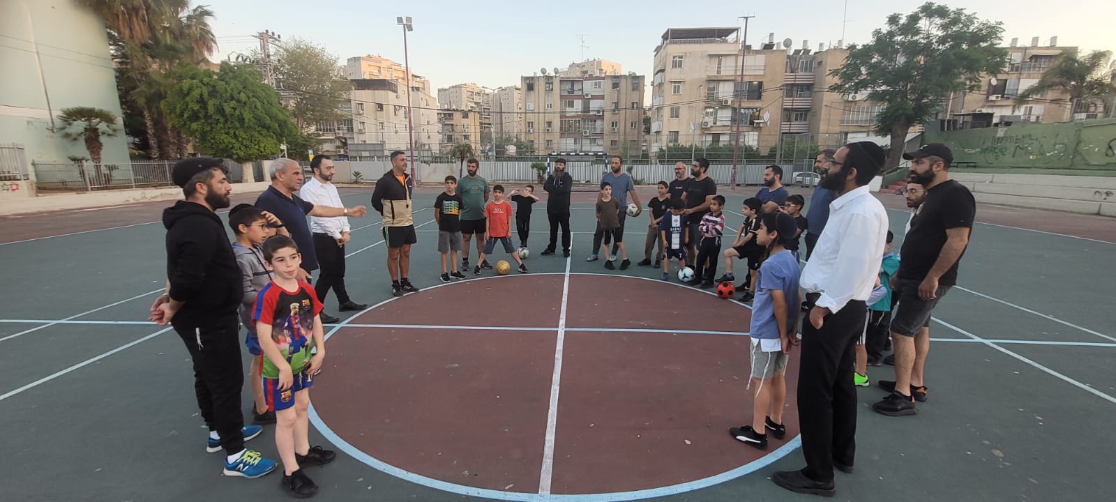 התכנית מזמנת למעשה חווית פנאי משותפת ומשמעותית לאבות ולבנים באמצעות פעילות ספורטיבית קבוצתית שמשולבים בה מפגשים קבועים של הדרכת אבות. העבודה בקבוצת ההדרכה כוללת בין השאר עיבוד של חוויות מהאינטראקציה המשחקית עם הילדים, דיון בדילמות של גידול ילדים והתייעצות הדדית.