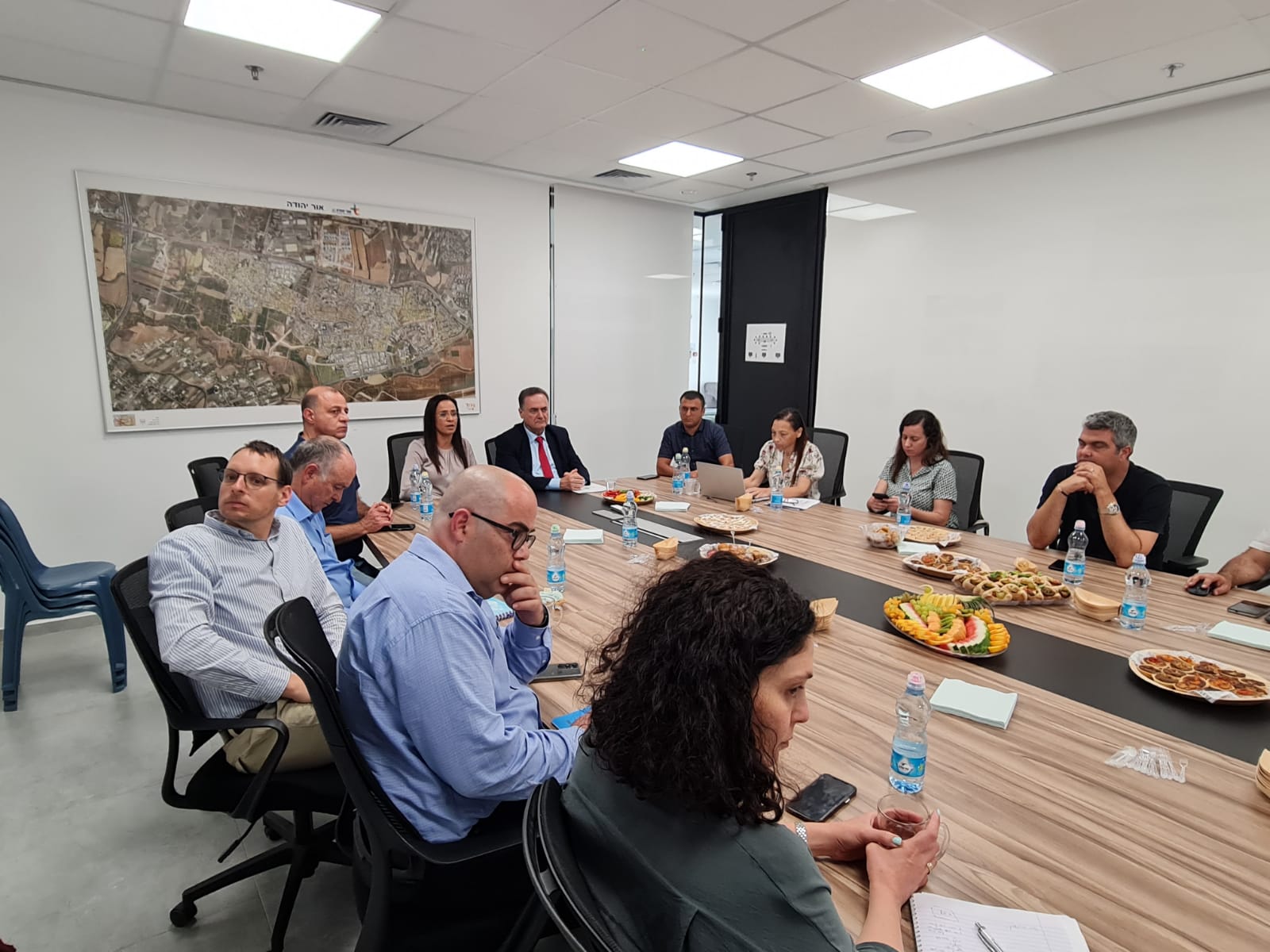 בדיון שנערך הוצגו בפני צוות המשרד סוגיות אשר נמצאות על הפרק ושיש להן השפעה מיידית על פרויקטים עירוניים ובינעירוניים הנמצאים בתהליך והמתוכננים לצאת אל הפועל. בין הנושאים שנדונו בפגישה היה חיבור OPARK, פארק התעסוקה והמסחר החדש של אור יהודה, לרשת הגז הלאומית, הסרת חסמים והקלות בפרויקטים של ייצור חשמל בפאנלים סולאריים, קידום וזירוז עבודות של חברת חשמל ברחבי העיר כדי לצמצם פגיעה בשגרת החיים. בנוסף, נדונה הסוגיה של שחרור השטח במערב העיר לתכנון וביצוע פרויקטים עירוניים, זאת לאחר שהתקבלה החלטה, לאחר מאמצים ולחצים מצד ראש העיר, על הקמת תחנת מיתוג (תחמ"ג) במחלף מורשה במקום בשדות שצמודים למסובים.