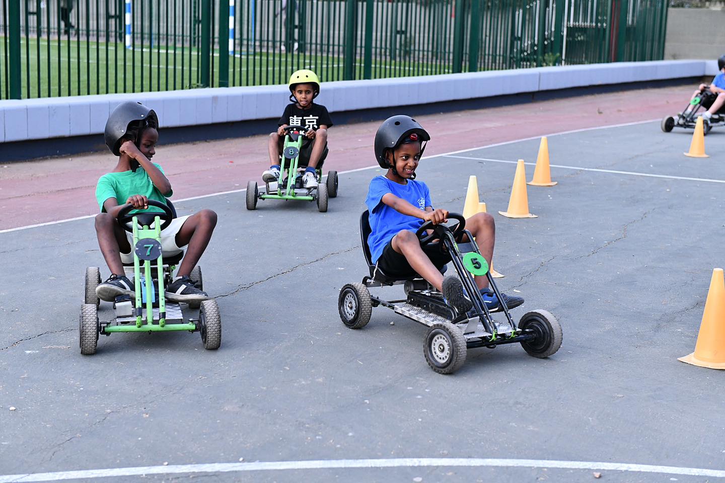  גם הילדים הצעירים נהנו מפעילויות יצירה בנושא "איך שגלגל מסתובב לו" ומעמדת הגרלת פרסים. נשות "קפה אמא", אימהות לזכרו של עומרי ליג'י, פינקו את המשתתפים בדוכן כיבוד שכלל עוגות ושתייה.