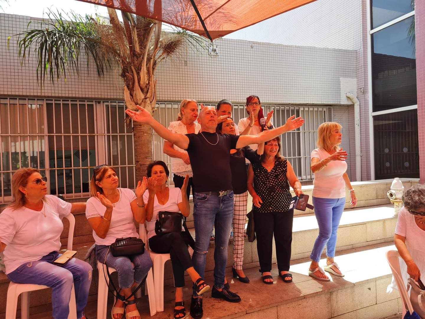 באירוע נכחו בנוסף לתושבים הוותיקים גם ראש העיר, ליאת שוחט, סגנה אלירן אליה, רכזי המועדונים, המדריכים ועובדי מחלקת פנאי וקהילה ב"נפגשים" בהובלתה של לבנה שתיוי. בקרוב יפתח מועדון נוסף לאזרחים בוגרים בקהילה שיפעל בשעות אחר הצהריים פעמיים בשבוע בימים שלישי ורביעי במרכז המגדלור ותתקיים בו פעילות עשירה לעידוד אורח חיים בריא, הרצאות, פעילויות ספורט, מוזיקה ועוד.