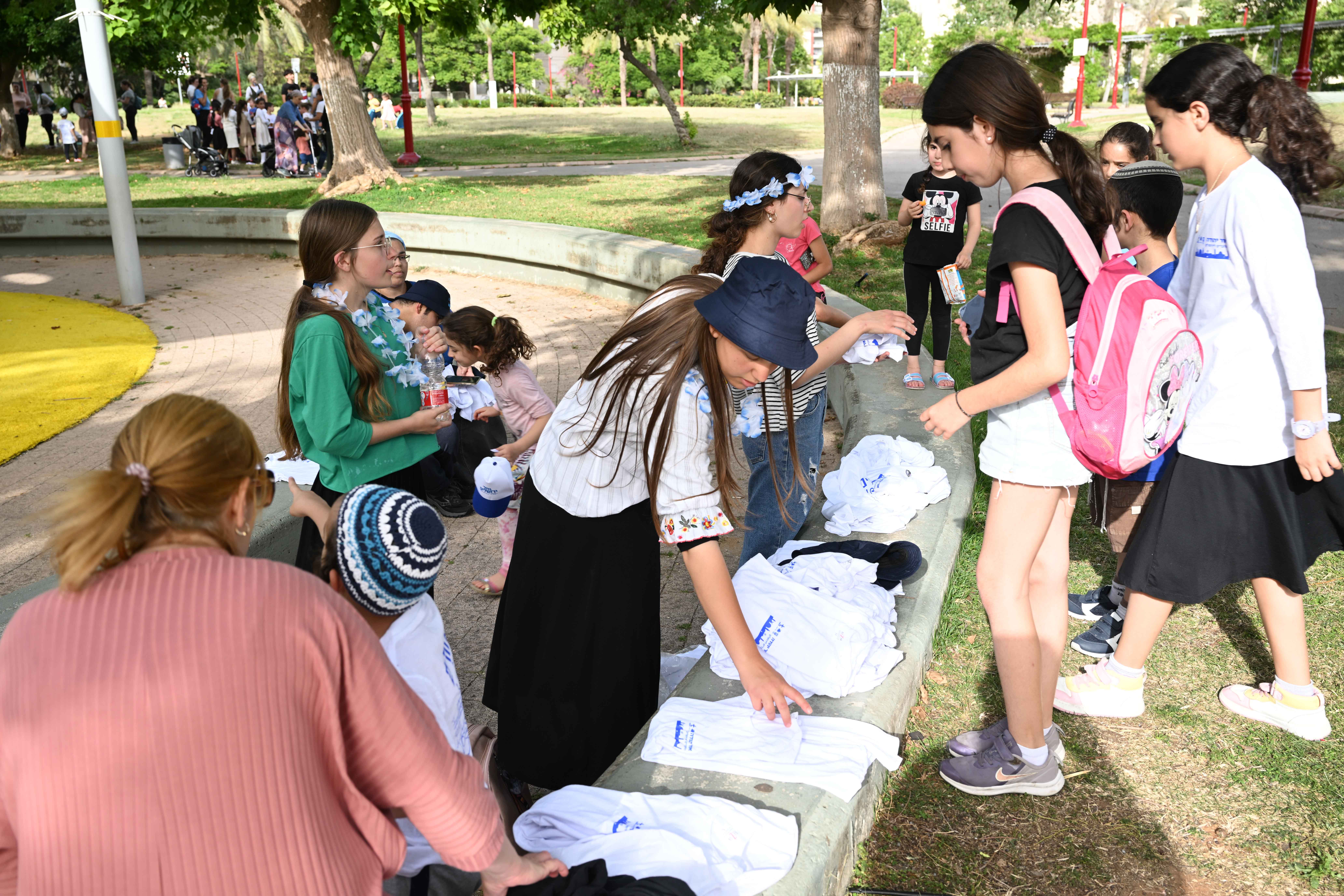 החגיגות לציון יום ירושלים המשיכו במעגלי מתופפים עם שירי ירושלים, ריקודים והמון שמחה.