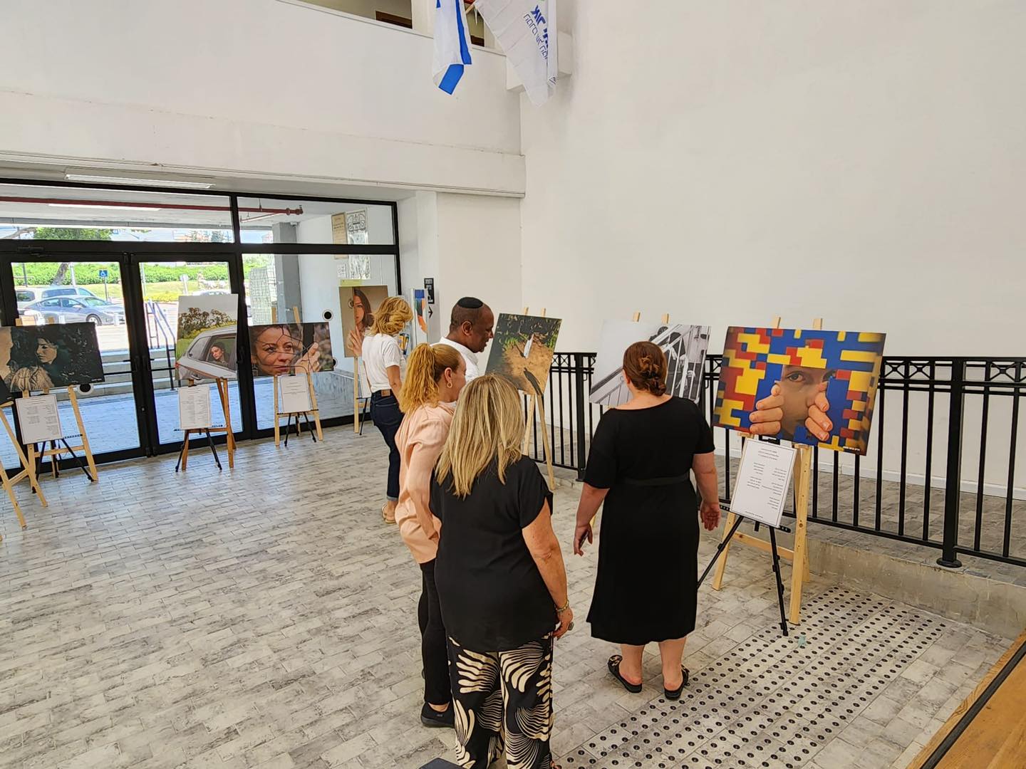 תערוכת צילומים ייחודית להגברת המודעות לאלימות במשפחה ולאלימות כלפי נשים מוצגת בימים אלו בכניסה לבניין העירייה בשדרות אליהו סעדון. 