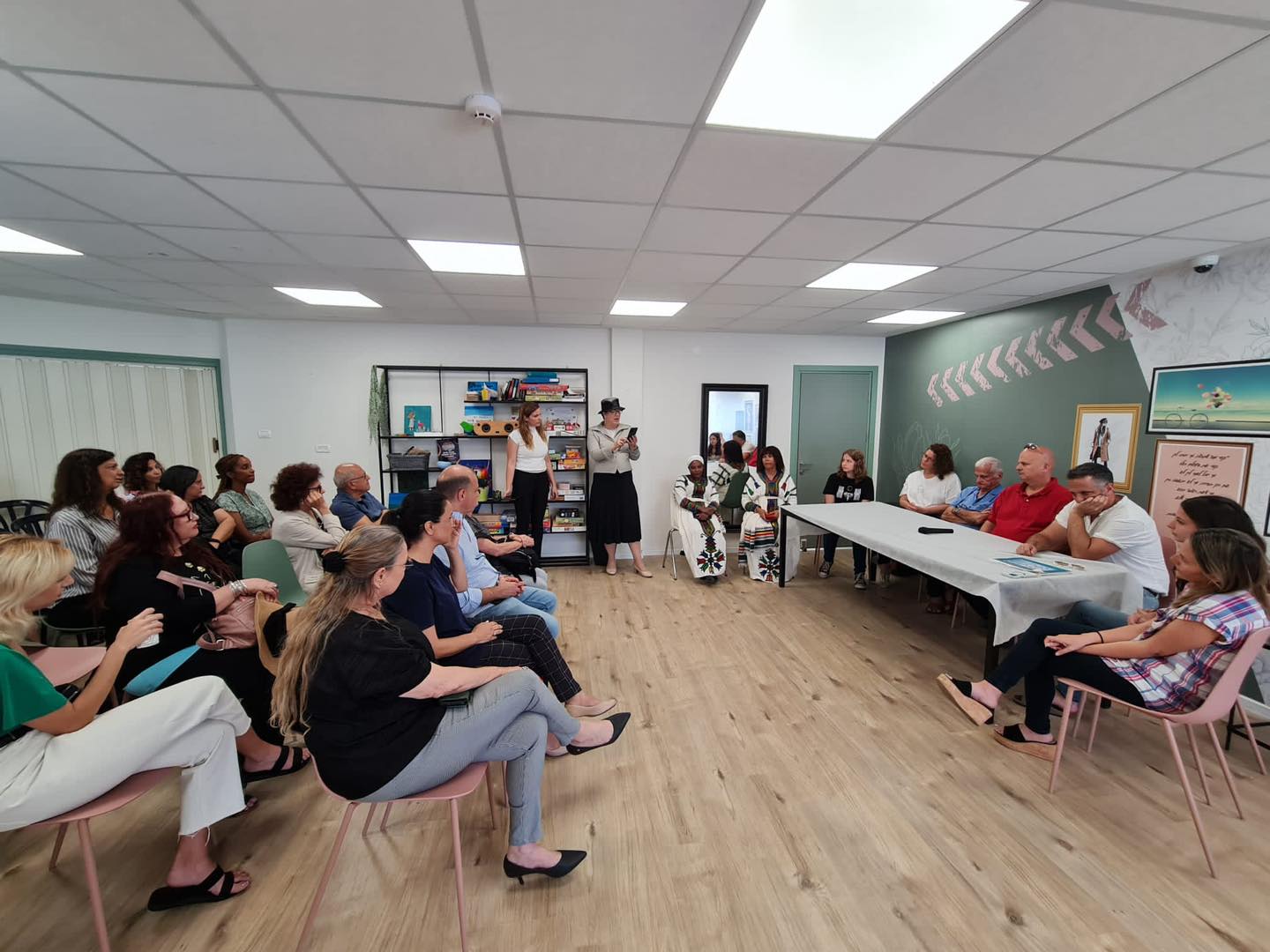 אירוע הוקרה וזיכרון לכבוד המתנדבת המיתולוגית של העיר, בת שבע קרסיק ז"ל, התקיים בשבוע שעבר במרכז מענ"ה ע"ש אופירה שור לוי בנוכחות ראש העיר, מנהלת אגף שח"ק, ד"ר אסתי אשל ומכובדים נוספים. באירוע התכנסו כל מוקירי זכרה, משפחתה הגרעינית והמורחבת, נערות שליוותה לאורך השנים, עובדים סוציאליים שעבדו עמה וצוות המענה כדי לחלוק כבוד על פועלה הרב והנשמה היתרה אותה יצקה בארבעת העשורים בהם התנדבה למען נערות הזקוקות לסיוע באור יהודה.