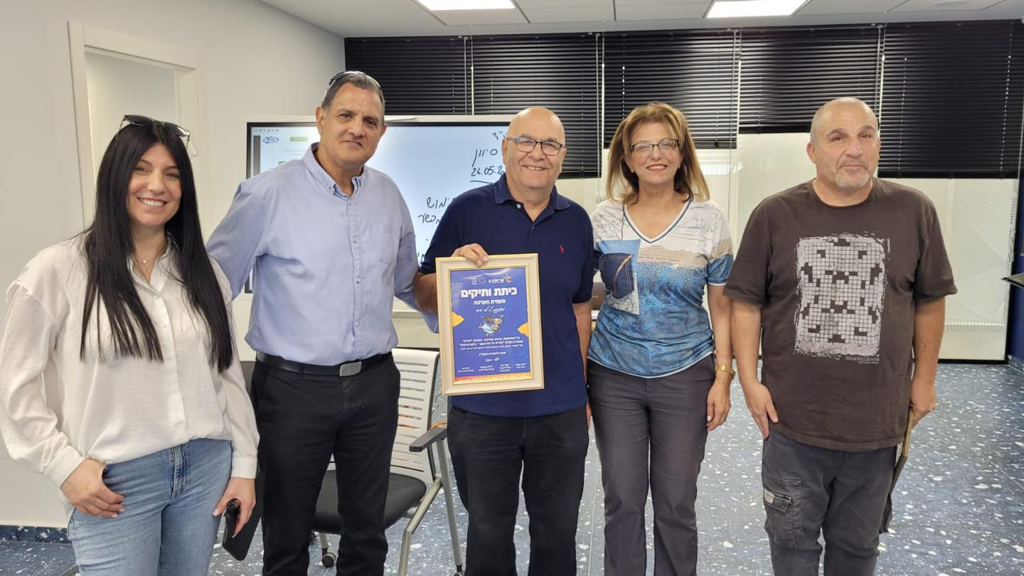 דלילה אשכנזי, מנהלת אגף החינוך: "יותר מהכול, זה מרגש לראות את הקשר הרב דורי בין הדור הצעיר לבין הוותיקים, את התוכנית הלמידה השנתית שהעשירה את עולמם, את הסיורים והטיולים שחוו השנה, כך שאנחנו כבר מתרגשים להמשיך עם התוכנית בשנה הבאה - מחזור שלישי. תודות למנהלת חט"ב יובלים, רוית דאי, על טיפוח והובלת התוכנית בבית ספרה, יחד עם המורים המלמדים בכיתה".