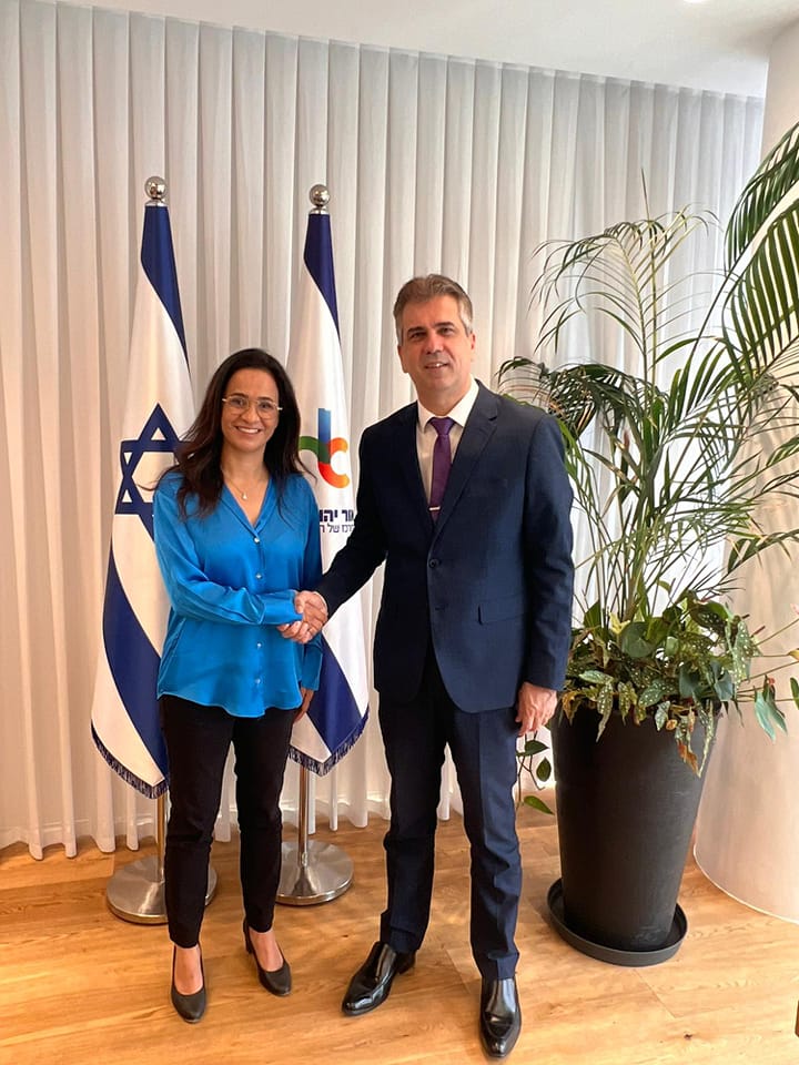 ראש עיריית אור יהודה, ליאת שוחט: "אני מברכת על היוזמה של התוכנית ועל הבחירה באור יהודה לקידומה. תחום הדיפלומטיה, במיוחד בימים אלו, הוא חשוב מאוד ואין לי ספק שעם הכלים שיוענקו לבני הנוער שלנו הם יוכלו להפוך לשגרירים של ממש בהסברה הישראלית כנגד האנטישמיות בעולם. אני מברכת את ידיד העיר אור יהודה אלי כהן על שיתוף הפעולה המצוין שמתקיים מזה שנים ועל הנכונות לחדש ולקדם פרויקטים חשובים כל כך בעיר".