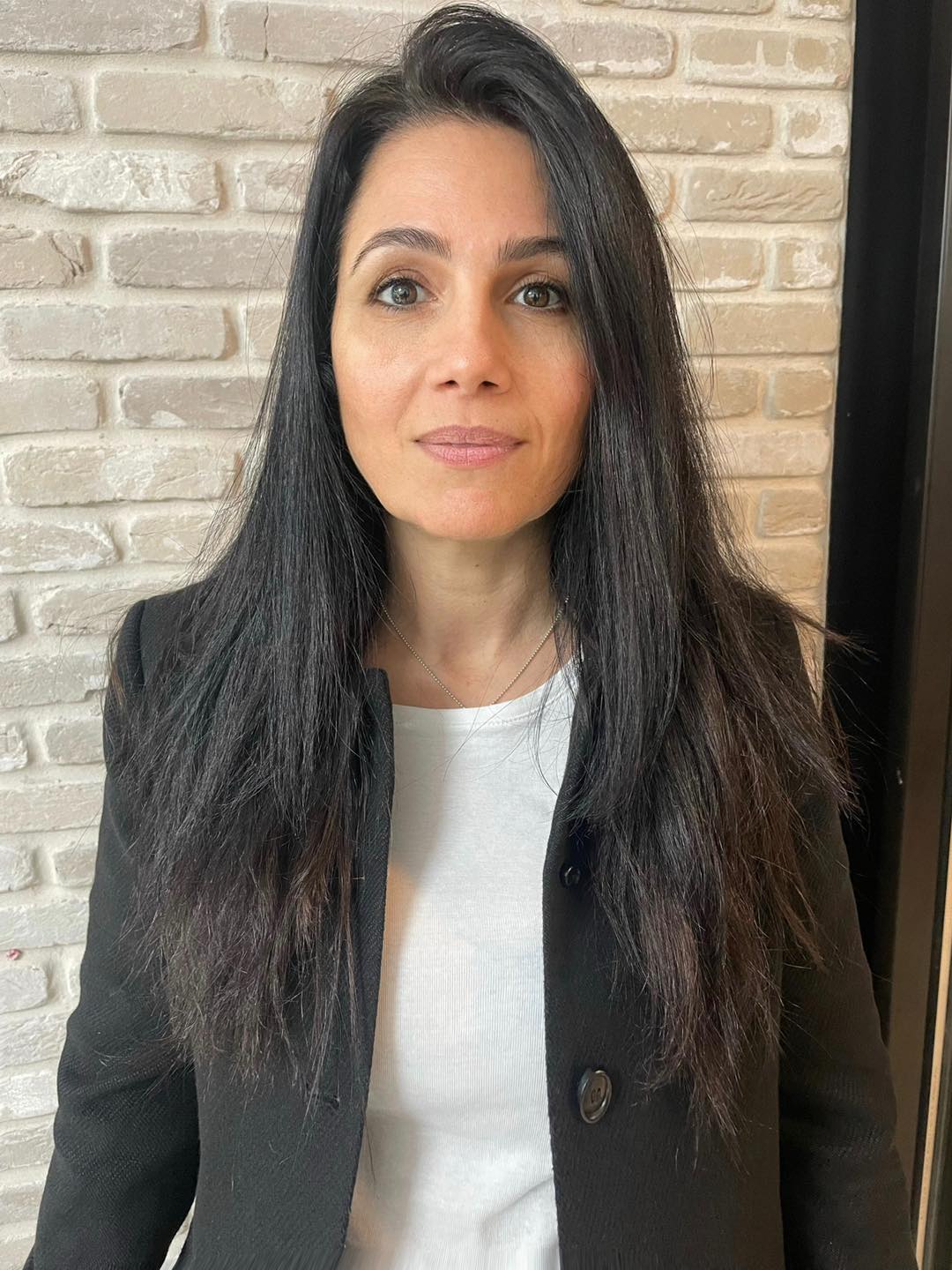 לימור כהן נבחרה לשמש כמנהלת בית הספר היסודי סביונים באור יהודה החל משנת הלימודים הקרובה (תשפ"ד). כהן ניהלה בשנה האחרונה את בי"ס שמעוני בגבעתיים ועוד קודם לכן שימשה כסגנית מנהלת בביה"ס. היא בעלת תואר ראשון ממכללת לוינסקי ובעלת תואר שני בחינוך מתמטי מאוניברסיטת ת"א. "כל מה שילד צריך זה מבוגר אחד שיאמין בו, אמר הרב שלמה קרליבך", מציינת כהן. "ערכים חשובים כמו הקשבה, נתינה, שיתוף פעולה ועבודת צוות הינם חלק מתפיסת עולמי הערכית והחינוכית. קשר אישי, העצמת היכולות והחוסן האישי של כל תלמיד ותלמידה, מורה, עובד ועובדת הם המפתח להתפתחותם וצמיחתם של כל השותפים. אני מאמינה בעשייה מרובה, מגוונת וחקרנית". לימור מצטרפת לצוות חינוכי ותיק ומנוסה בבית ספר סביונים ותוביל יחד איתו את התוכניות הלימודיות המגוונות אותן מקדם אגף החינוך בעירייה בראשותה של דלילה אשכנזי. לימור כהן תחליף את לילי חושן, שמסיימת את תפקידה כמנהלת בי"ס סביונים, שמגיעה לה תודה והערכה רבה על התרומה המשמעותית לחינוך ילדי אור יהודה ובעירייה מאחלים לה הצלחה גדולה בהמשך הדרך. צילום: פרטי