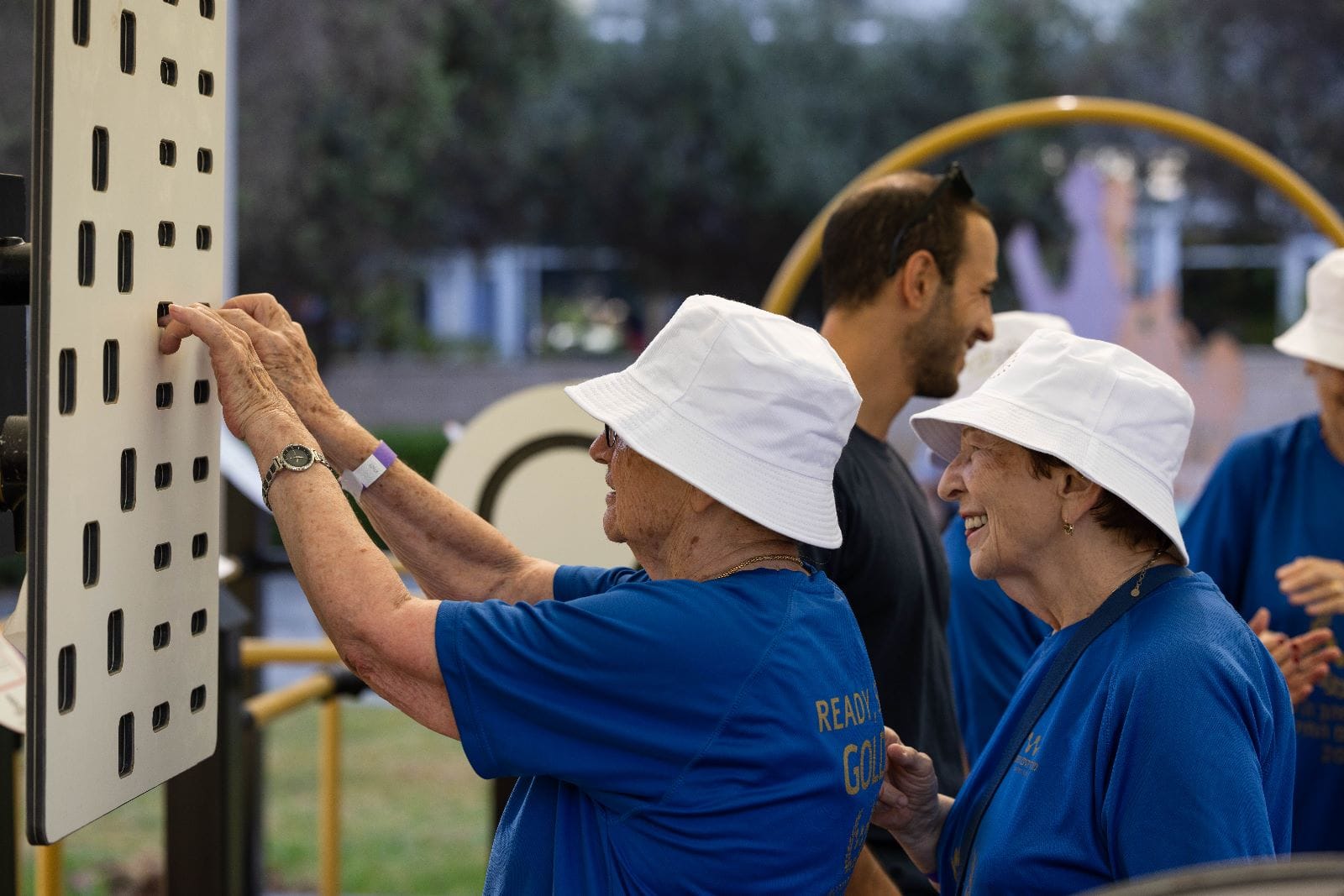גינת משחק הכוללת מתקני כושר ייחודיים נפתחה בשבוע שעבר באור יהודה בגן אשכול וכולה מיועדת לאזרחים הוותיקים שגם להם מגיע ליהנות ממתקנים המותאמים במיוחד עבורם. הגינה כוללת מתקנים המסייעים לשיפור היציבה, הקואורדינציה, גמישות השרירים והמפרקים והקוגניציה. הגינה נועדה לשרת את כלל האזרחים הוותיקים בעיר, ובראשם האזרחים המתגוררים במגדלי הים התיכון הסמוך.