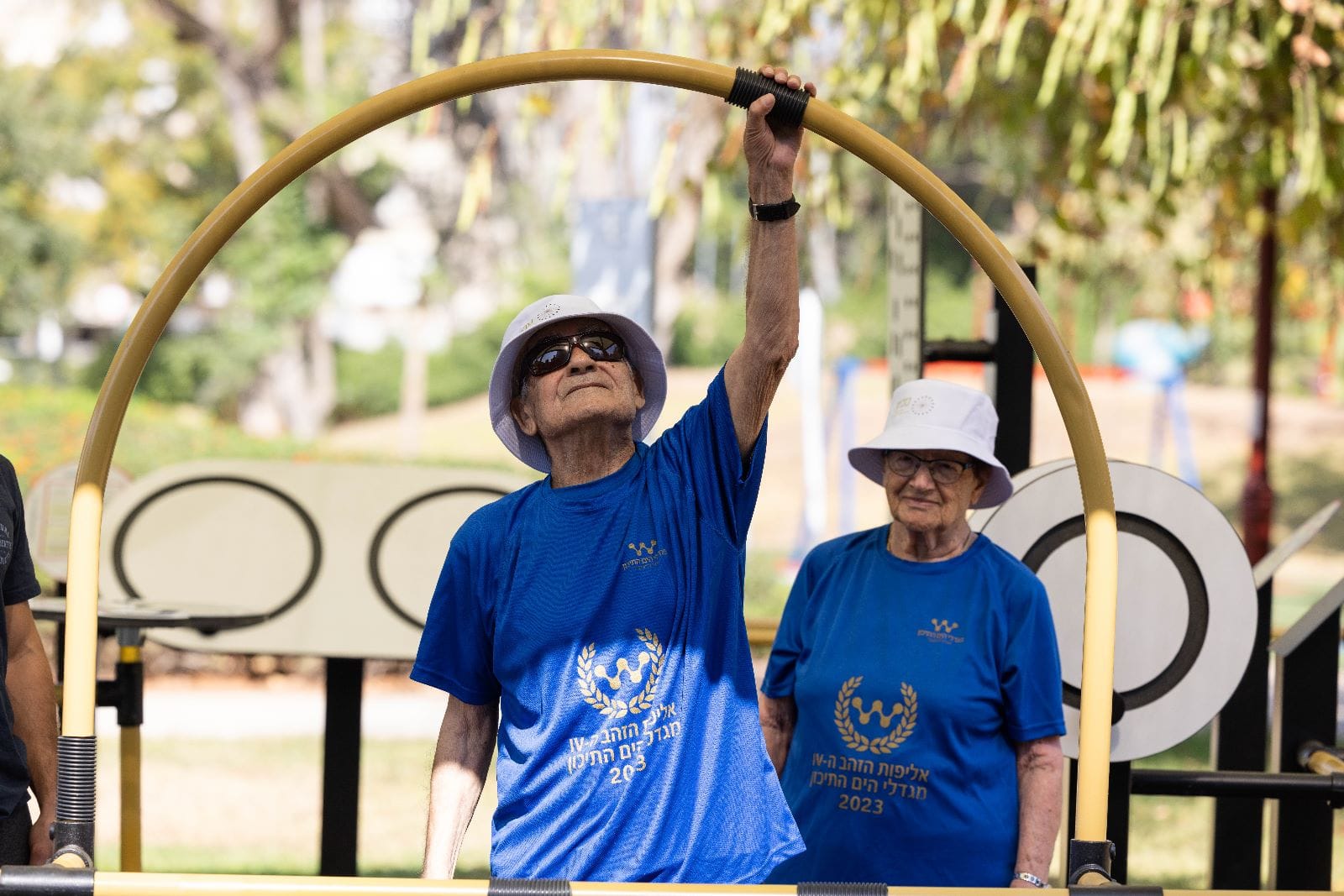 גינת המשחק לאזרחים הוותיקים בגן אשכול ממוקמת סמוך למגדלי הים התיכון, בניין הדיור המוגן ומאפשרת לדיירים גישה קרובה למתקני הכושר בגינה ליד ביתם. בשבוע שעבר הגיעו לגינה התושבים הראשונים שהשתתפו באירוע בריאות מיוחד שארגן צוות מגדלי הים התיכון לכבוד אליפות הזהב שתתקיים בחודש אוקטובר, אירוע הספורט הגדול ביותר והיחיד מסוגו בישראל לבני הגיל השלישי שמוביל המקום. הגינה החדשה תאפשר להם להגיע לתחרות בכושר מיטבי וזה המקום לציין כי הגינה פתוחה וזמינה לכלל האזרחים הוותיקים בעיר.