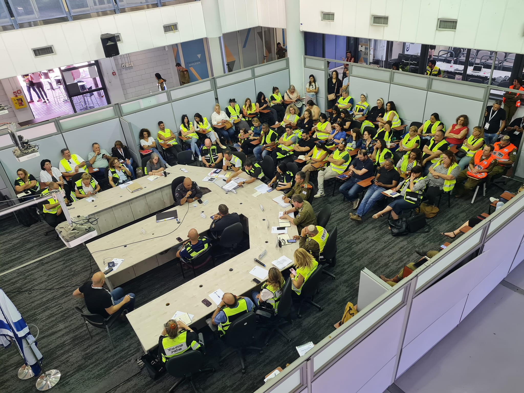 כ-100 איש, עובדים וכלל מנהלי האגפים ומחלקות העירייה, השתתפו בתרגיל חירום רשותי בסימולטור המדמה תרחישי מלחמה ומצבי חירום במחנה פיקוד העורף ברמלה. את התרגיל הובילו ראש העיר, ליאת שוחט, מנכ"ל העירייה, גיל ממון ואגף הביטחון בראשותו של כפיר אדרי. התרגיל היה מתוכנן בקפידה וכלל שלל עזרים שסייעו בניהול תרחישי החירום השונים. התרגיל התקיים בליווי של מפקד פיקוד העורף, אלוף רפי מילוא, ומפקד מחוז דן, אל"מ חי רקח, ראש מנהלת האימונים, דוד סוויסה, היקל"ר וחונכים של פיקוד העורף.