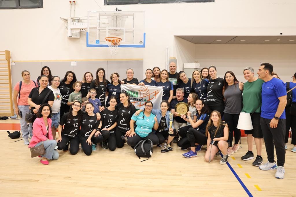 הישג נפלא לקבוצת אהוד מנור-יובלים ב' שזכתה באליפות ליגת מאמאנט בקעת אונו באירוע השיא שהתקיים בשבוע שעבר בגבעת שמואל. הקבוצה שמודרכת על ידי דדי אלחדף סיימה במקום הראשון בשיאה של העונה הארוכה אחרי שגברה 0:2 במערכות על פני יובלים-ראשונים. המשחק עצמו היה צמוד, כאשר במערכה הראשונה גברה הקבוצה מאור יהודה 18:21 על פני יריבתה מגני תקווה וכך היה גם במערכה השנייה שהסתיימה ב-20:22 בדרך לתואר הנכסף.