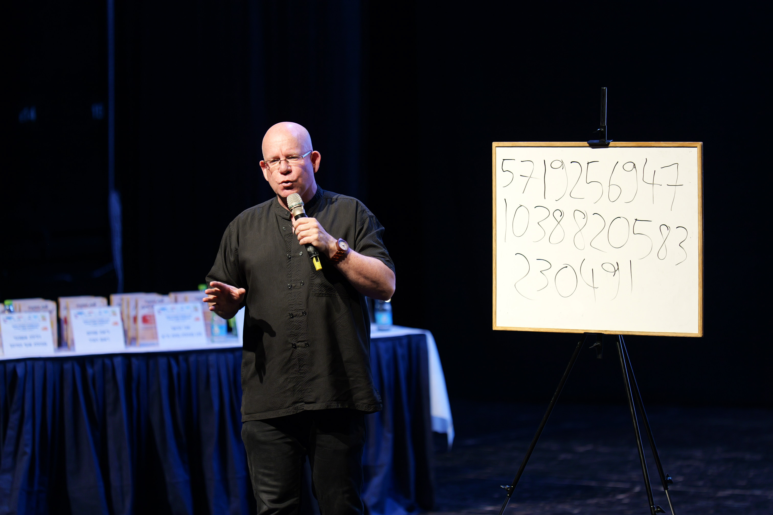 הטקס כלל דברי ברכה, סרטונים על אנשי החינוך המצטיינים הכוללים ברכות של תלמידים, מופע של להקת המחול העירונית והרצאת טד בנושא "סוד הזיכרון המצוין" מפי ערן כץ, סופר ומרצה וחולקו זרי פרחים ותעודות ל-19 המורות, המורים והגננות: אתי אורן (אהוד מנור), רונית לוי (אור מנחם), מורן בן ניסן (נבון), מור חכמון (שיזף), ליטל דנינו (אלונים), רונית לוי (סביונים), דינה מאור (אורות), יעל עקביא (סעדיה גאון), עמליה סיטון (חט"ב יובלים), מיכל הולצמן (אור חנה), לירון תורג'מן (ברנקו וייס), רחל לוי (מדעים ויהדות), אלינור בכר (רמון), שי מימוני (בית אקשטיין), אילן רצון (יעדים), יהונתן צדקה (תיכון יובלים), אסתי פמליה (גן רימון), ליאור משה (גן סייפן), לאה דורון (גן חרוב). אנשי החינוך נבחרו לאחר בחינה מעמיקה של אנשי משרד החינוך ואגף החינוך.