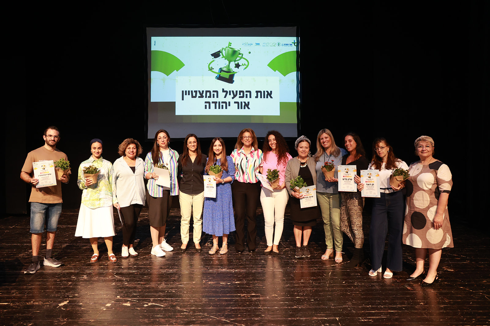 טקס אות הפעיל המצטיין התקיים בשבוע שעבר בהיכל התרבות בהשתתפות ראש העיר, ליאת שוחט, מנהלת אגף החינוך, דלילה אשכנזי, אתי רביאן, ראש צוות עיר ומפקחת מחוז תל-אביב, דרורית כהן, מפקחת על בתי הספר הממ"ד מחוז תל-אביב, מנהלות בתי הספר, רכזות ורכזים חברתיים, מחנכות ותלמידים. הטקס בהנחייתן של יפית שמואלי, רכזת חברתית אגף החינוך ויפעת ליצקי, מדריכה חברתית מינהל חברה ונוער מחוז תל-אביב נפתח בקטע תיפוף מוזיקלי "חביבתי" של תלמידי בי"ס אהוד מנור בניצוחו של לואי חורי וכלל סרטונים מרגשים על פעילותם של התלמידים הפעילים המצטיינים. בזה אחר זה הוזמנו התלמידים לבמה כשהמנחות מספרות על פועלם יוצא הדופן כפעילים מצטיינים בתחומי החברה והקהילה והוענקו להם תעודות ושי לקול תרועת חבריהם מהקהל שעודדו ותמכו לכל אורך הטקס. הפעילים המצטיינים הם אורין עינב ומאיה יוסופוב (אהוד מנור), נועה יעקב וליל ג'רזי (אלונים), יהב ראובן ורומי כהן (שיזף), אלין יוסוב ונועה סופר (סביונים), ליבי שמאי וטליה ז'נה (יצחק נבון), אבישי סעידוב ורעיה חתוכה (סעדיה גאון), דוד יעקובוב ואביתר גזלה (אור מנחם), טליה חבסוב ומיכל רחמים (אורות חב"ד). כל המצטיינים פעילים לאורך השנה בבתי הספר בהם לומדים, מסייעים לשכבות הצעירות בהכנת שיעורי הבית, במשחקים חברתיים, מתנדבים בעמותות שונות, עוזרים לנזקקים ומשקיעים רבות בסביבתם במסירות ראויה לציון. בטקס הוענקו תעודות ועציצים גם ל-8 רכזים חברתיים המלווים ומנחים את הפעילים בפעילותם השוטפת - חן דאוד מבי"ס אהוד מנור, ציונה מזרחי מבי"ס אלונים, מור חכמון מבי"ס שיזף, שרון בדש מבי"ס סביונים, שחף רובינשטיין מבי"ס יצחק נבון, עליזה רומנו מבי"ס סעדיה גאון, רונית לוי מבי"ס אור מנחם והדסה מליחי מבי"ס אורות חב"ד. צילומים: סטודיו ישראל