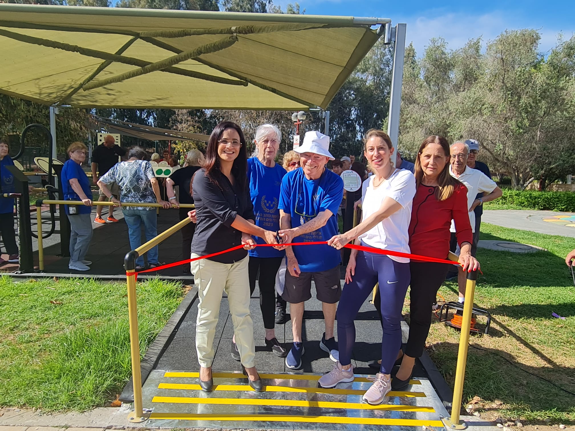 ספורט בגיל הזהב: עיריית אור יהודה חנכה בשבוע שעבר מתחם כושר ייחודי בגן אשכול בצמידות למגדלי הים התיכון בצומת סביון, שכל תכליתו לספק מענה בריאותי וספורטיבי לאזרחים הבוגרים בעיר, ובראשם לדיירי מגדלי הים התיכון המתגוררים בסמיכות. האירוע התקיים בהשתתפות ראש בהעיר ליאת שוחט, גיא שחם, יזם ומנכ"ל 'אתר הגיל השלישי' שמייבא ומייצר את מתקני הכושר הייחודים בישראל ועדי נשרי, מנכ"לית הבית בצומת סביון של מגדלי הים התיכון, וכן דיירים המתגוררים בדיור המוגן. פעילות ספורטיבית והפעלת השרירים חשובה בכל גיל ושלב בחייב, אך בגיל השלישי בפרט, היתרונות של הספורט עצומים עוד יותר ומאפשרים שמירה מיטבית על הגוף. על כך מצביעים מחקרים רבים הקושרים בין פעילות גופנית לבין בקריאות ואריכות ימים. בשנים האחרונות פותחו בעולם מתקני כושר ייחודיים שנועדו ותוכננו לבני הגיל השלישי במטרה לייצר פעילות מהנה המשפרת את היציבה, הקואורדינציה, גמישות השרירים והמפרקים והקוגניציה של בני גיל הזהב. המתקנים נוצרו בהשוואה לחדרי הפיזיותרפיה תוך התאמה ותכנון מחדש כך שיתאימו לאוויר הפתוח.  ליאת שוחט, ראש העיר, מציינת: "אנחנו רגילים לראות בפארקים ובגינות משחקים אנשים צעירים, ילדים ופעוטות, אבל לצערי במשך שנים לא הוקדשה מספיק מחשבה על הגיל השלישי שגם להם מגיע ליהנות ממתקנים מיוחדים עבורם. חשבתי שהמקום המושלם עבור גינה כזו תהיה בצמידות למגדלי הים התיכון כדי שהדיירים יוכלו ליהנות גם הם מהמרחב הציבורי, לצאת מהבית המפואר ולבצע פעילות ספורטיבית שמותאמת במיוחד עבורם. אין לי ספק שגינה כזו תשדרג את איכות החיים של הדיירים, תקרב אותם עוד יותר אל הנכדים שמגיעים לבקר וגם הם משתמשים בגינה הסמוכה ותספק חוויה משפחתית בלתי רגילה". עדי נשרי, מנכ"לית הבית בצומת סביון של מגדלי הים התיכון: "אני מודה לראש עיריית אור יהודה ליאת שוחט על הקמת מתקני הכושר סמוך לבית ועל פעילותה למען בני הגיל השלישי. בימים אלו אנו מתכוננים לאליפות הזהב, אירוע ספורט יחיד מסוגו בישראל לבני הגיל השלישי בהובלת מגדלי הים התיכון. הדיירים בבית בצומת סביון כבר החלו להתאמן ואין לי כל ספק כי הם יפיקו את המיטב מהשימוש במתקני הכושר הייחודים המאפשרים להם לצאת ולהתאמן באוויר הפתוח, להתחבר ולהכיר שכנים נוספים מהסביבה".  צילומים: דוברות עיריית אור יהודה
