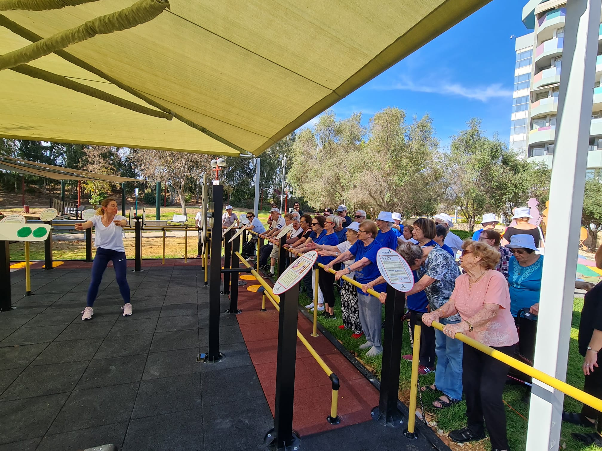 ליאת שוחט, ראש העיר, מציינת: "אנחנו רגילים לראות בפארקים ובגינות משחקים אנשים צעירים, ילדים ופעוטות, אבל לצערי במשך שנים לא הוקדשה מספיק מחשבה על הגיל השלישי שגם להם מגיע ליהנות ממתקנים מיוחדים עבורם. חשבתי שהמקום המושלם עבור גינה כזו תהיה בצמידות למגדלי הים התיכון כדי שהדיירים יוכלו ליהנות גם הם מהמרחב הציבורי, לצאת מהבית המפואר ולבצע פעילות ספורטיבית שמותאמת במיוחד עבורם. אין לי ספק שגינה כזו תשדרג את איכות החיים של הדיירים, תקרב אותם עוד יותר אל הנכדים שמגיעים לבקר וגם הם משתמשים בגינה הסמוכה ותספק חוויה משפחתית בלתי רגילה".