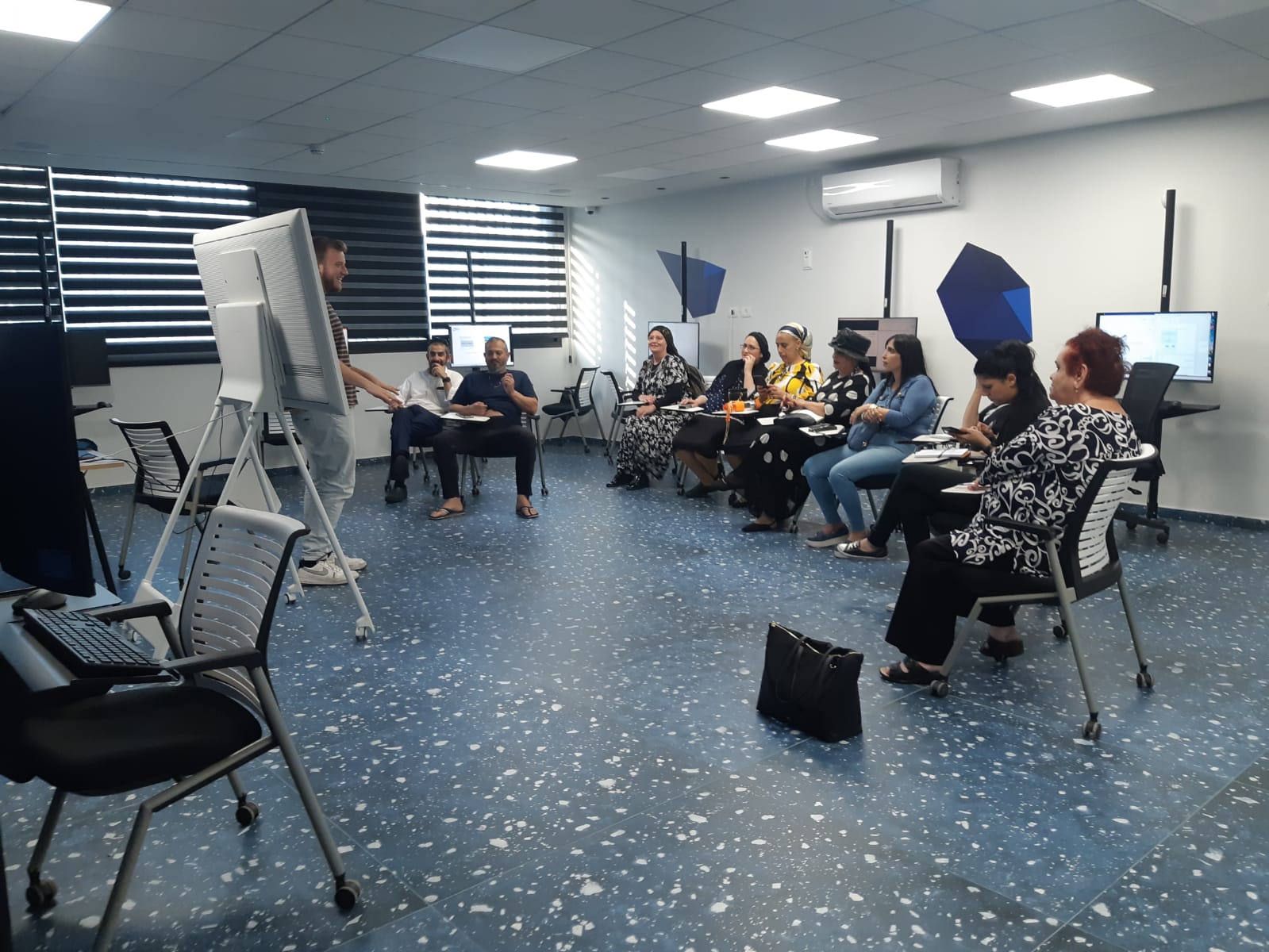 . לאחרונה הסתיים קורס מחשבים בסיסי לתושבי שכונת קריית גיורא 