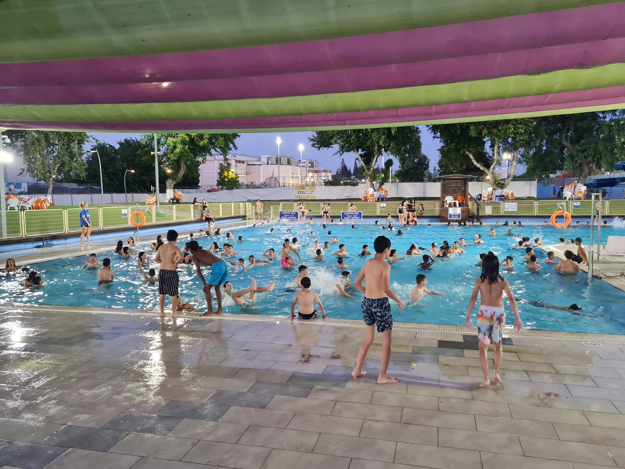 תלמידי כיתות ו' חגגו את סיום הלימודים במסיבה עירונית בבריכה