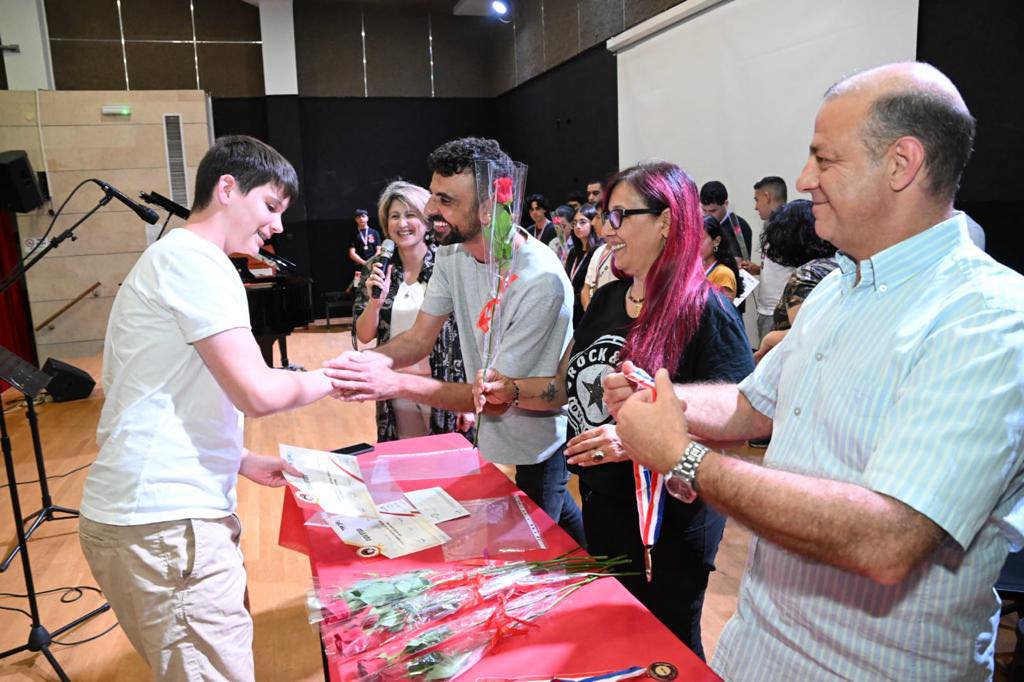 בתחרות השתתף כאומן אורח שם טוב לוי, שאף הופיע יחד עם המקהלה וההרכבים הייצוגיים של הקונסרבטוריון. האירוע התקיים בהשתתפות סגן ראש העיר, אלירן אליה, כאשר חבר השופטים הורכב מהזמרת מיקה עינב, אור און, חבר ועד מנהל של עמותת קשת איילון, ובוגר הקונסרבטוריון, יובל אביטל, פסנתרן צעיר שזכה בתחרויות בארץ ובחו"ל. את התחרות הפיקה ד"ר חנה אג'יאשוילי, מנהלת תחום המוסיקה במשכן.