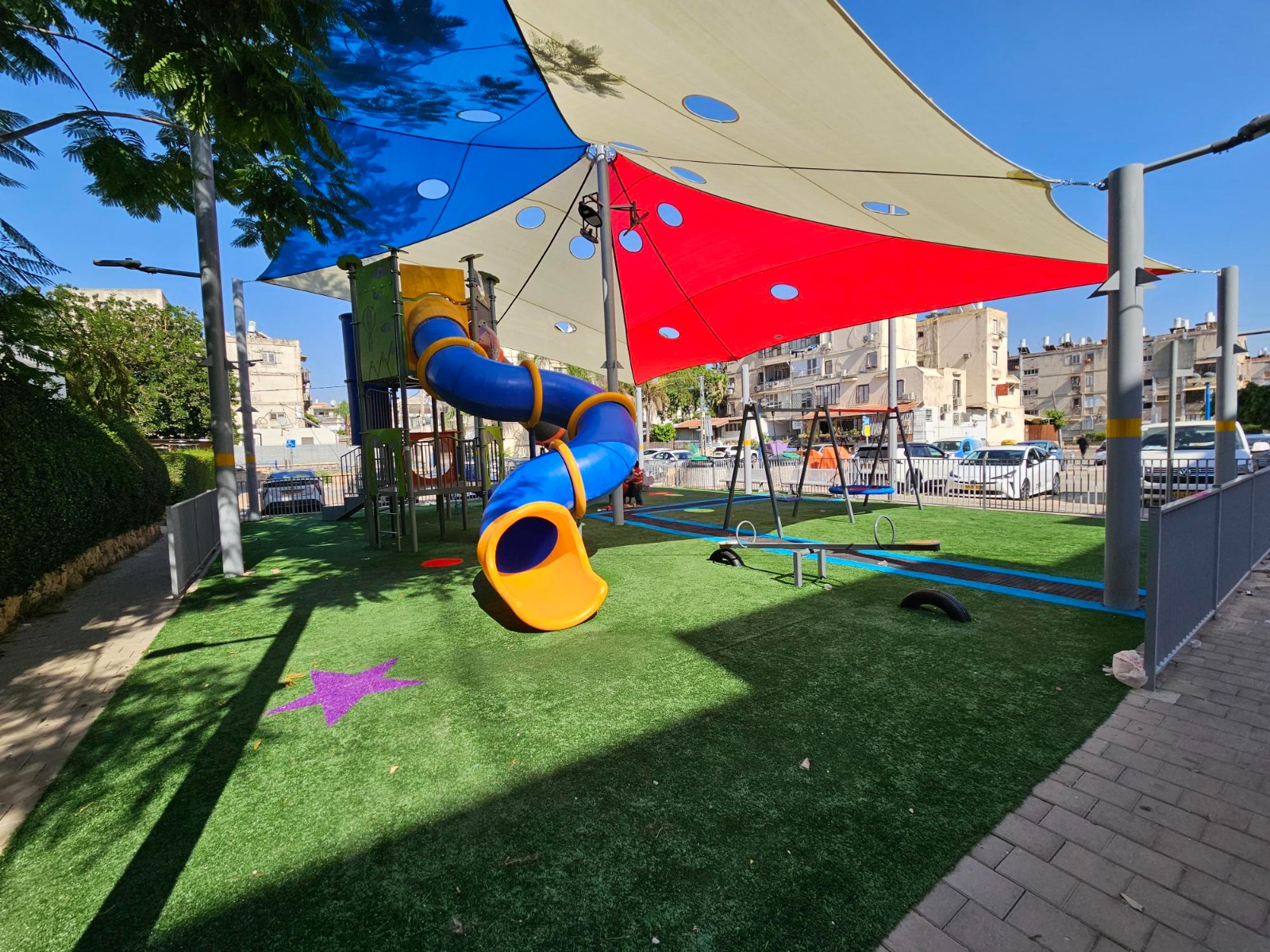 גינות המשחק ברחבי העיר ממשיכות להתחדש: בשבוע האחרון הושלמו הקמתן ושדרוגן של 4 גינות משחק חדשות ברחבי השכונות לרווחתם של תושבי אור יהדוה בהשקעה כוללת של כ-1.6 מיליון שקל. גינות המשחק שהוקמו מותאמות לילדים ולפעוטות מגיל לידה ועד גיל 6, כאשר חלק מהגינות מתאימות גם לגילים מבוגרים יותר. בהשקעה של כ-400 אלף שקל לגינה הקפידה עיריית אור יהודה להקים גינות נגישות שמצוידות כולן במשטח גומי עבה ובטיחותי כשעליו מותקן דשא סינתטי, הצללה וגדרות בטיחות. בימים הקרובים יותקנו בכל הגינות גם ברזיות מים חדשות.