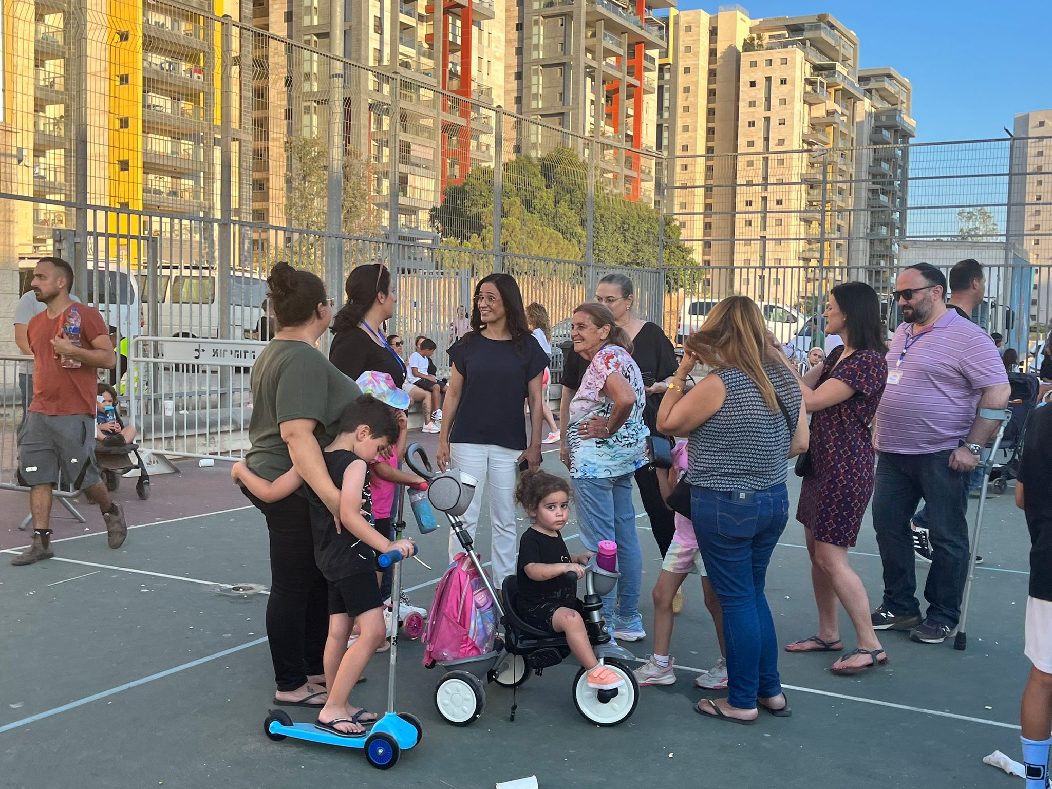 הפעילים הקהילתיים סיימו לאחרונה קורס הכשרה מיוחד במסגרתו קיבלו בין היתר כלים ליזום פרויקטים ותכניות עבור התושבים בשכונה בה הם מתגוררים. הפנינג פתיחת הקיץ הוא דוגמה ליוזמה, תכנון והשקעה שמתקיימים יחד עם העובדים הסוציאליים במחלקת משאבי קהילה באגף שח"ק. האירוע התקיים ללא עלות וכניסתו הייתה חופשית לרווחת כלל תושבי השכונה.