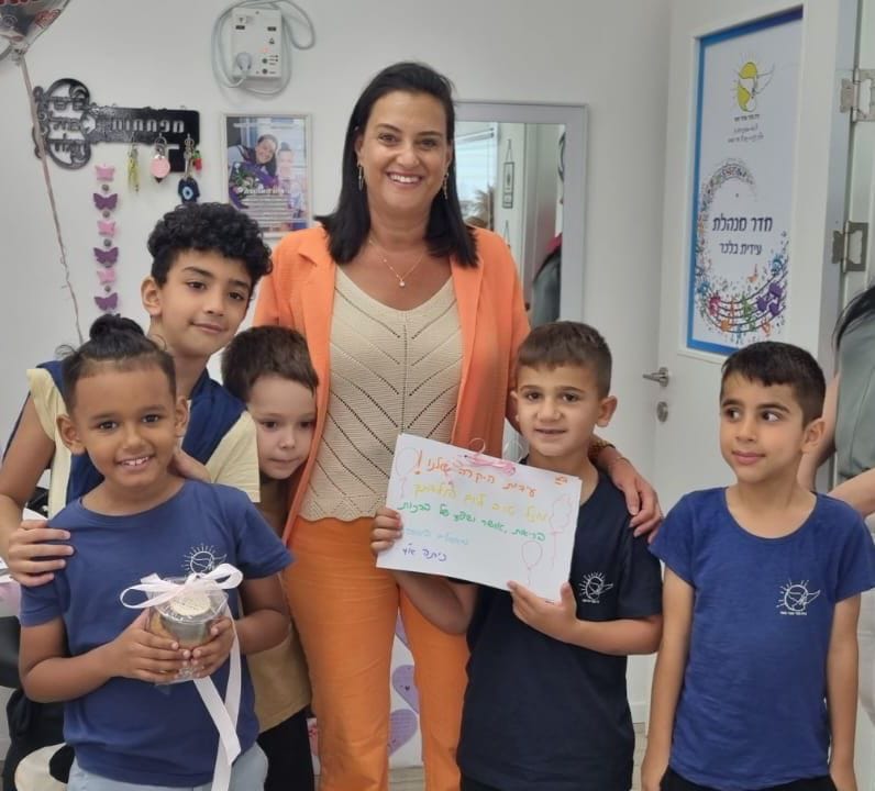 עידית בלכר, מנהלת ביה"ס היסודי אהוד מנור באור יהודה, נבחרה למנהלת מצטיינת של מחוז תל אביב במשרד החינוך. בלכר מנהלת את ביה"ס מזה 5 שנים ועוסקת בתחום החינוך באור יהודה כ-30 שנים. בעבודתה היא מקיימת דיאלוג מתמיד לפיתוח תהליכים חינוכיים מעמיקים, פדגוגיים, רגשיים וחברתיים בשיתוף הורים, תלמידים ומורים. בנוסף, משקיעה מאמצים רבים לטיפוח אקלים בית ספרי מיטבי, מתוך אמון והעצמה של הצוות החינוכי, ובניית חדר מורים מקצועי ומגובש. יחד עם זאת רואה את קהילת שכונת נווה רבין כשותפים לעשייה החינוכית, משקיעה משאבים רבים בבניית קהילה מצמיחה ומגובשת.