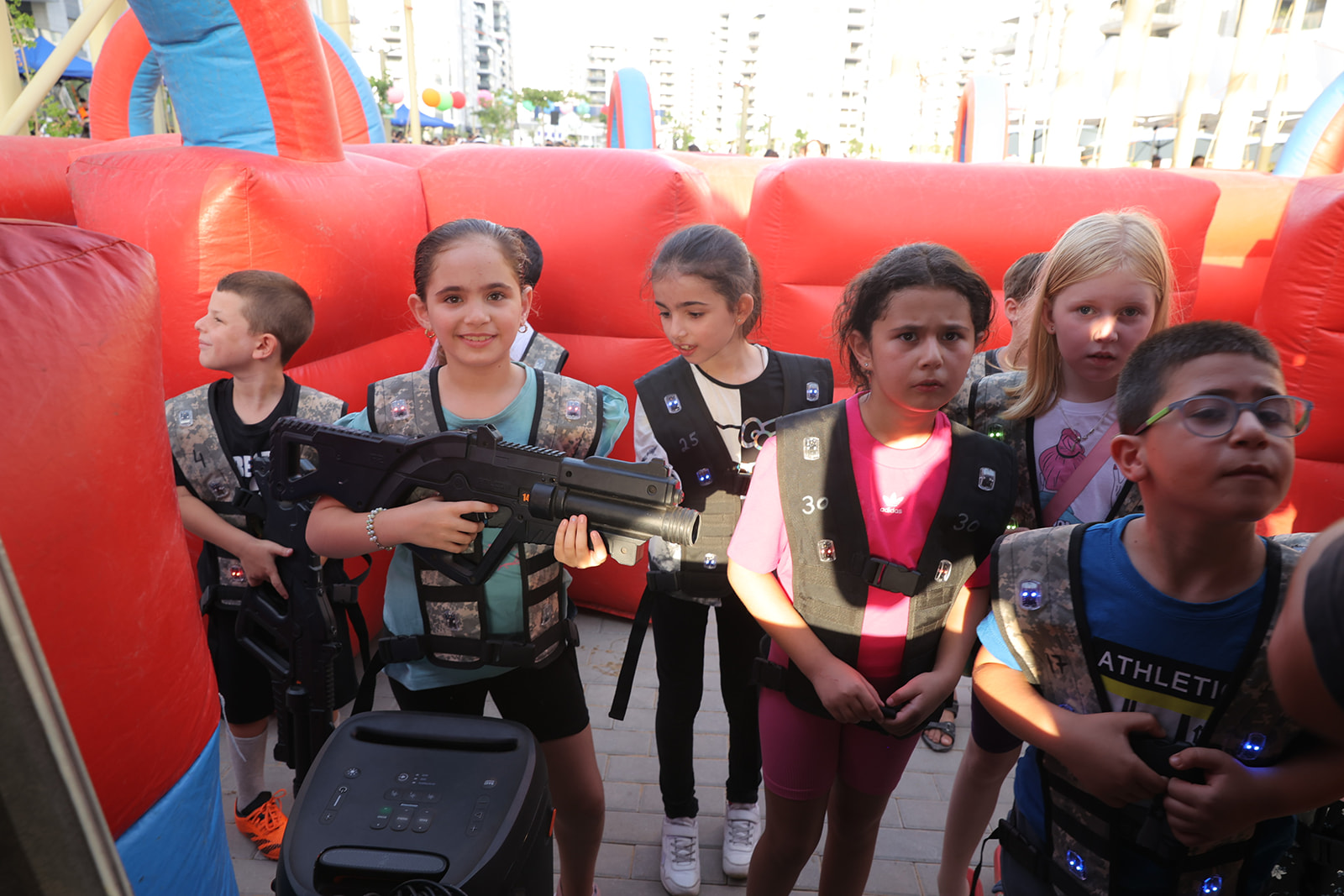 גודלו של חדר הסלון שנחנך מגיע ל-19 דונם והוא כולל שטחים ירוקים נרחבים, פינות ישיבה, מתקני משחק לכל הגילים, מתחם נינג'ה, גינת תבלינים ושביל הליכה. 