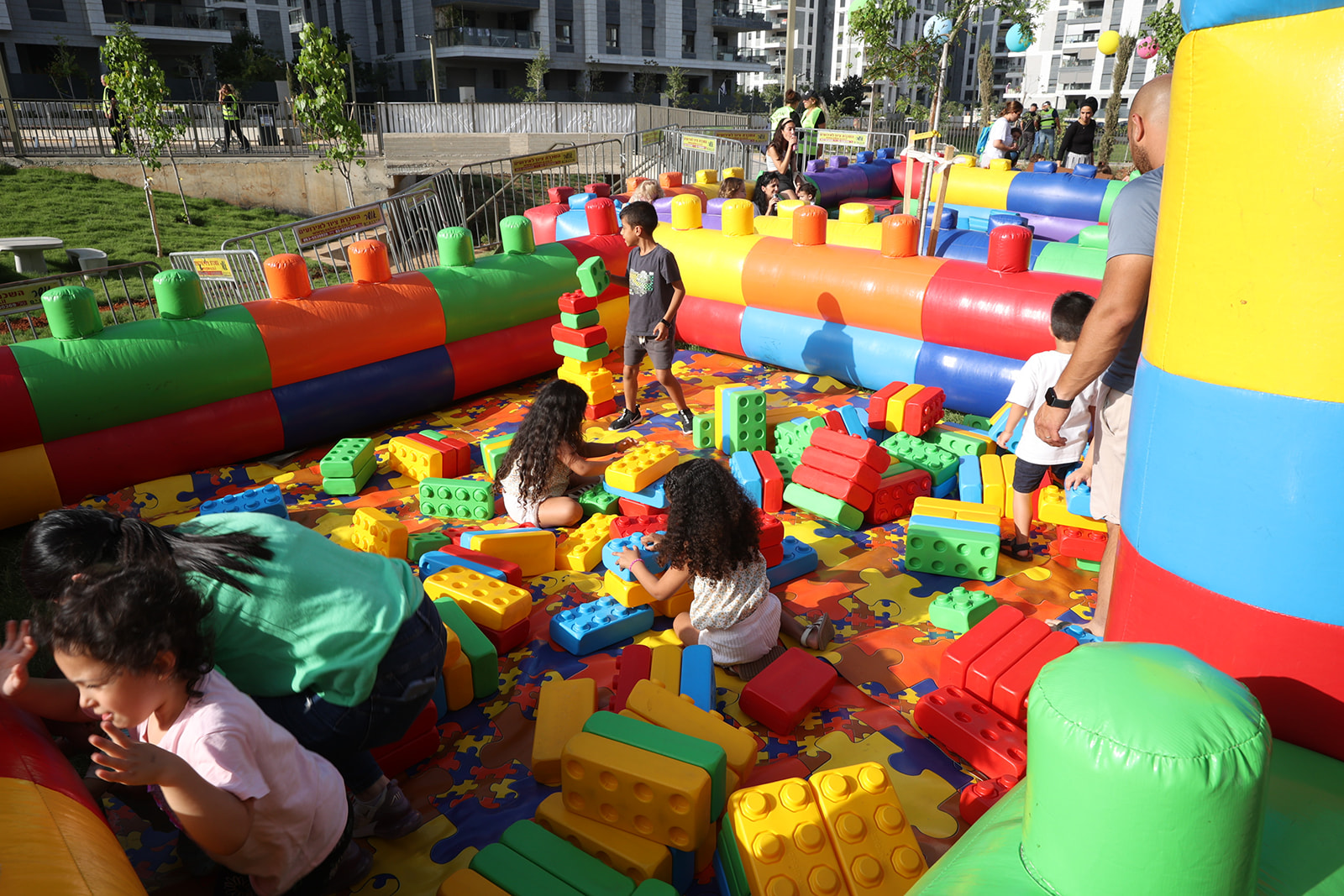 על הקמת הפארק הייתה אמונה החברה הכלכלית בראשות עדי בלומנפלד. בימים אלו מתקיימות עבודות להקמתם של החדרים הנוספים בפארק.