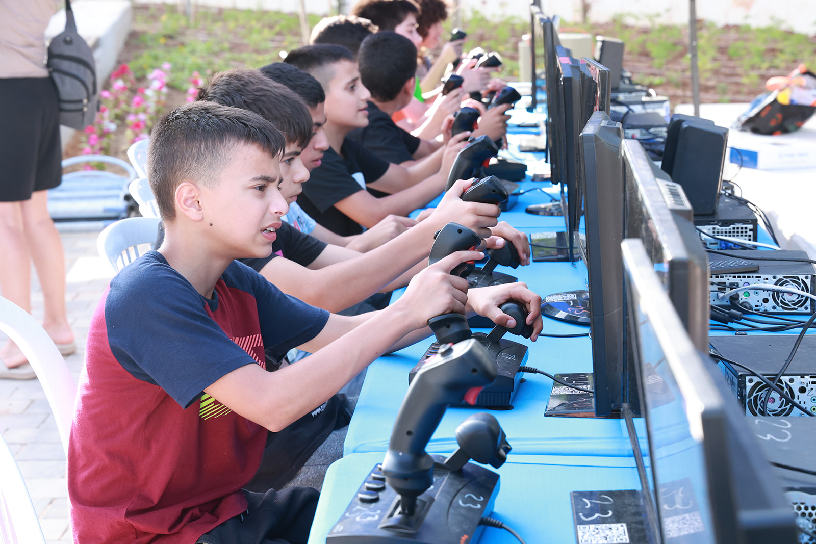 שכלל מטוסי ענק עם סימולטור טיסה, עמדות משחקי מחשב, לייזר טאג, 